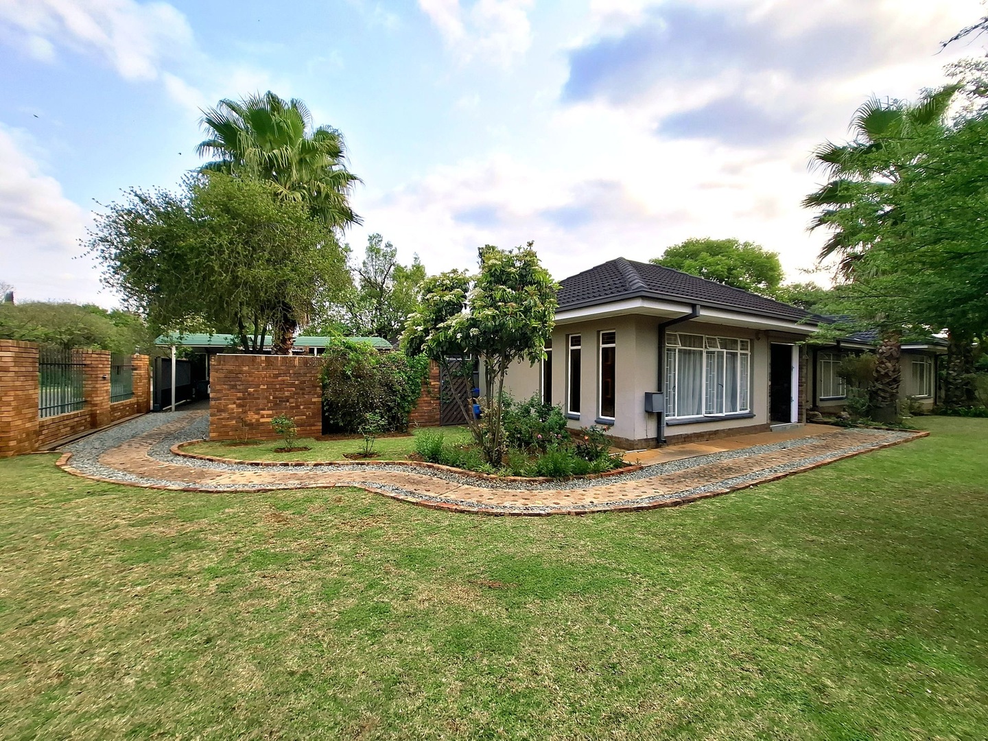 Modern And Spacious 4 Bedroom Family Home in Baillie Park