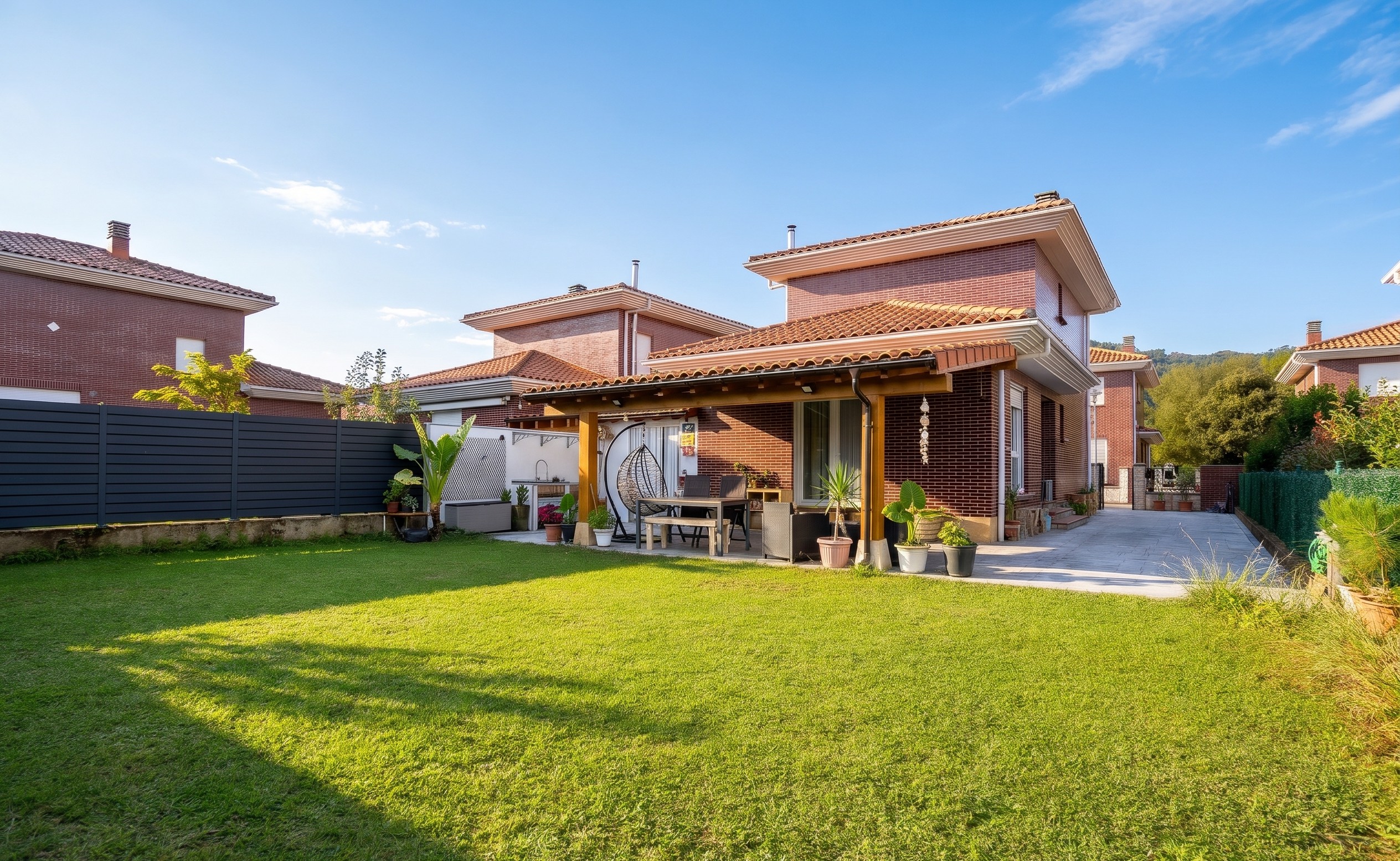 Semi-detached chalet with garden, porch, and garage in Hazas de Cesto.