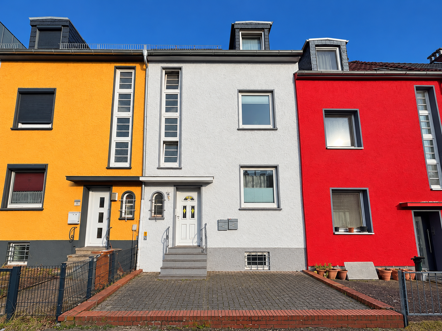 Reihenmittelhaus mit 3 Wohneinheiten, Balkon und Garten