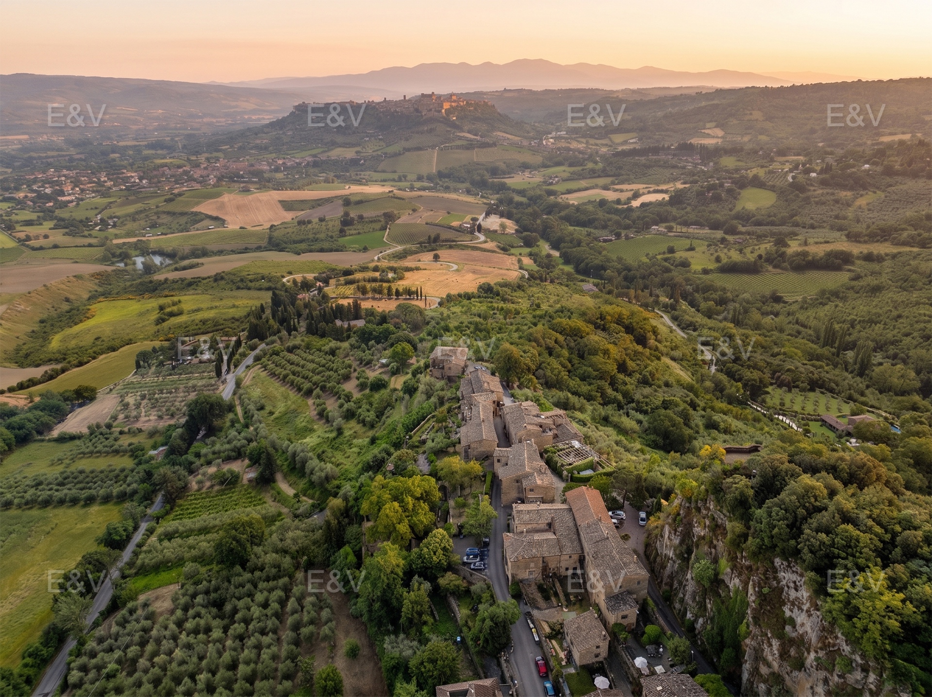 Detached house in a medieval village with a view of Orvieto Cathedral