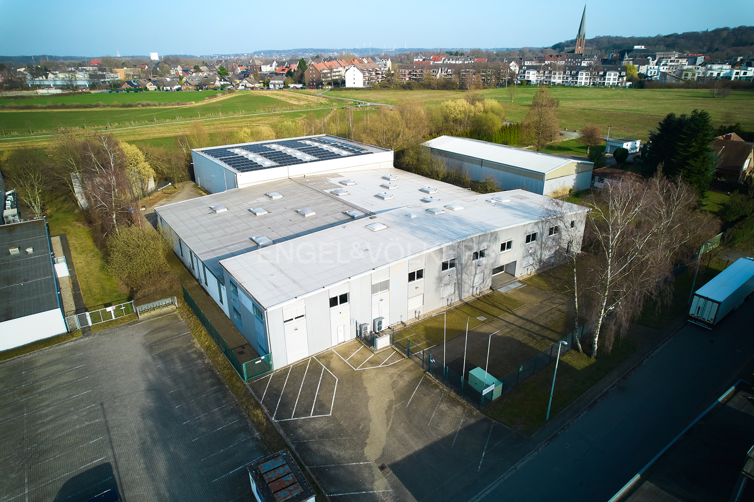 Modernisierte 2.720 m² Halle | PV, Erdwärme & Trafo