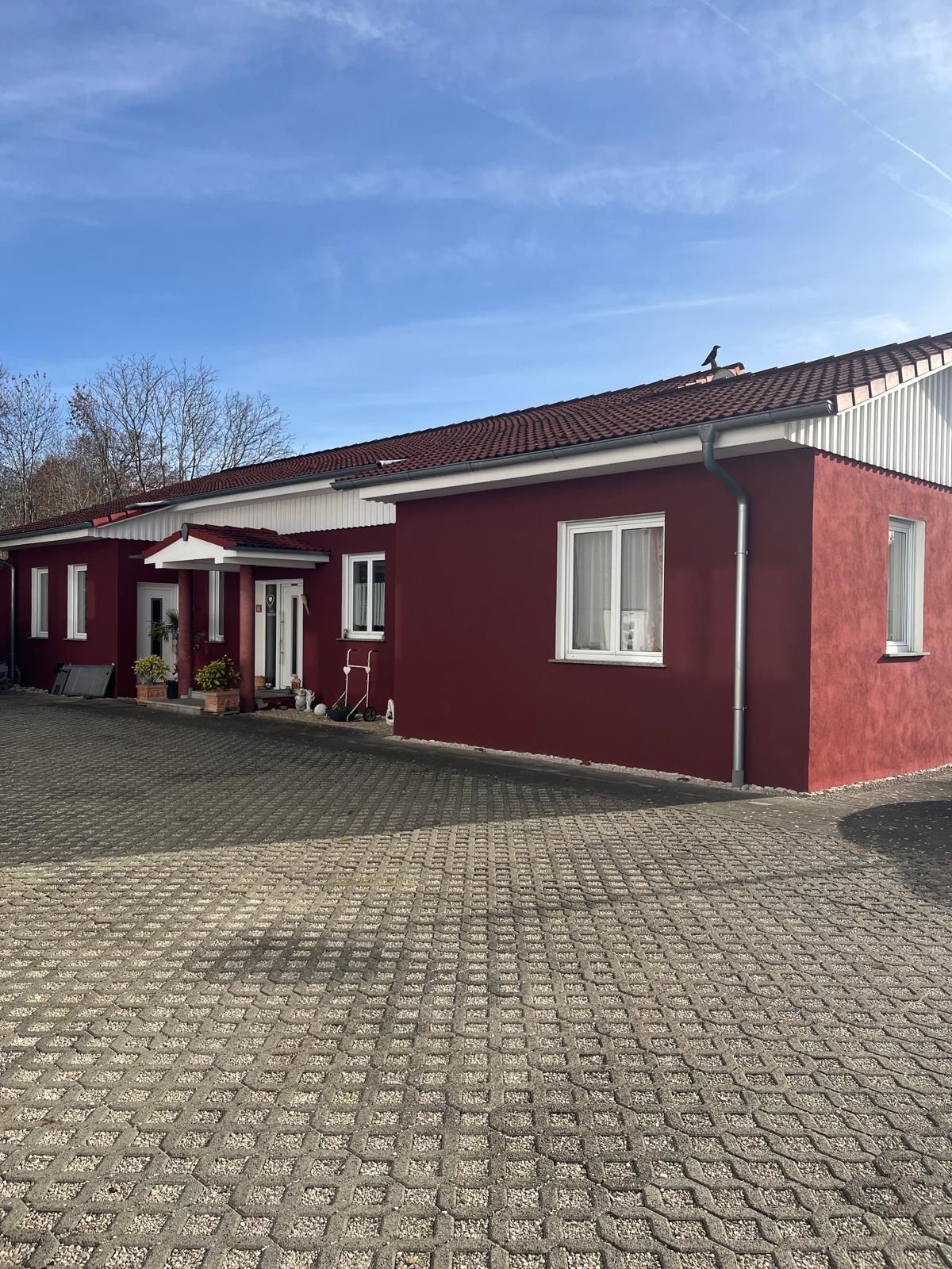 Eleganter Bungalow mit Gewerbehalle in Fronreute: 182 m² Wohnkomfort, 16 m² Sonnenterrasse