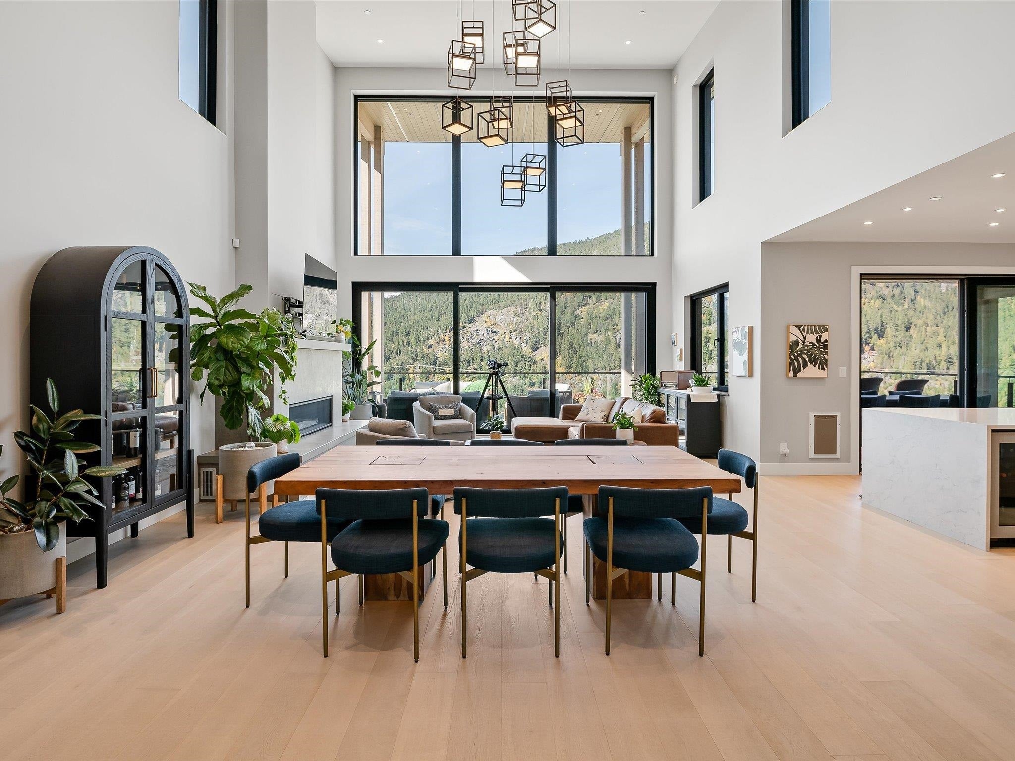 A Private Terraced Mountain Valley with Year-Round Sunshine