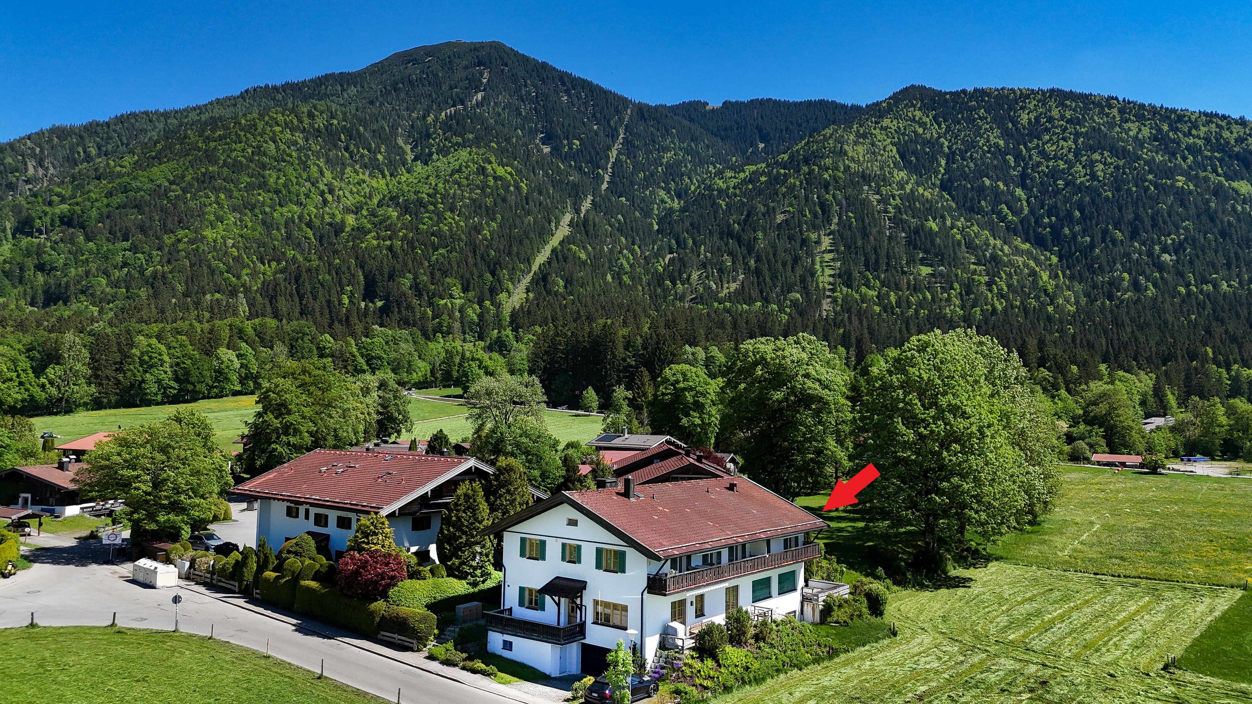 Traumhafter Bergblick über freie Wiesen in ländlicher Ruhelage