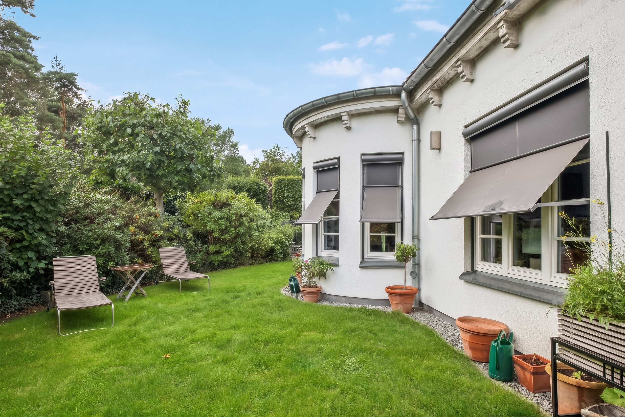 Charmantes Einfamilienhaus mit großzügiger Dachterrasse und Blick ins Grüne [KI-modifiziert]