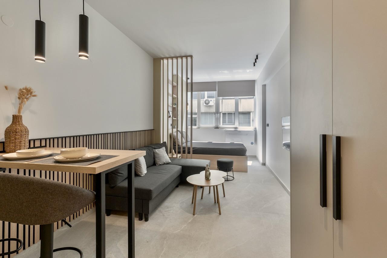 Renovated and furnished studio on the seafront