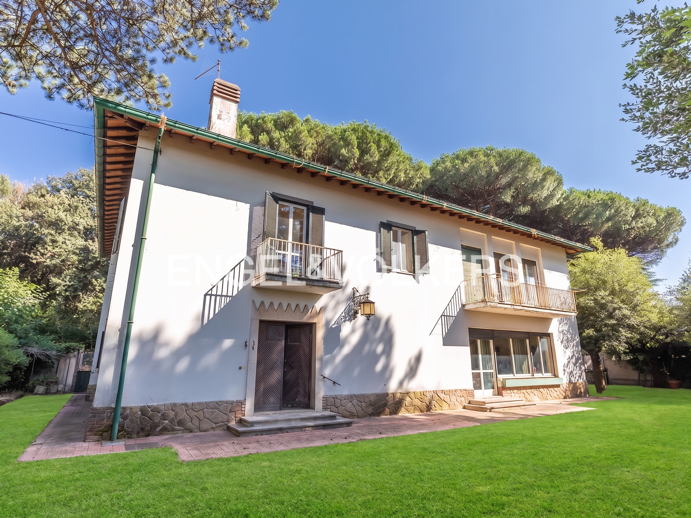 Prestigious historic villa with park near Squarciarelli