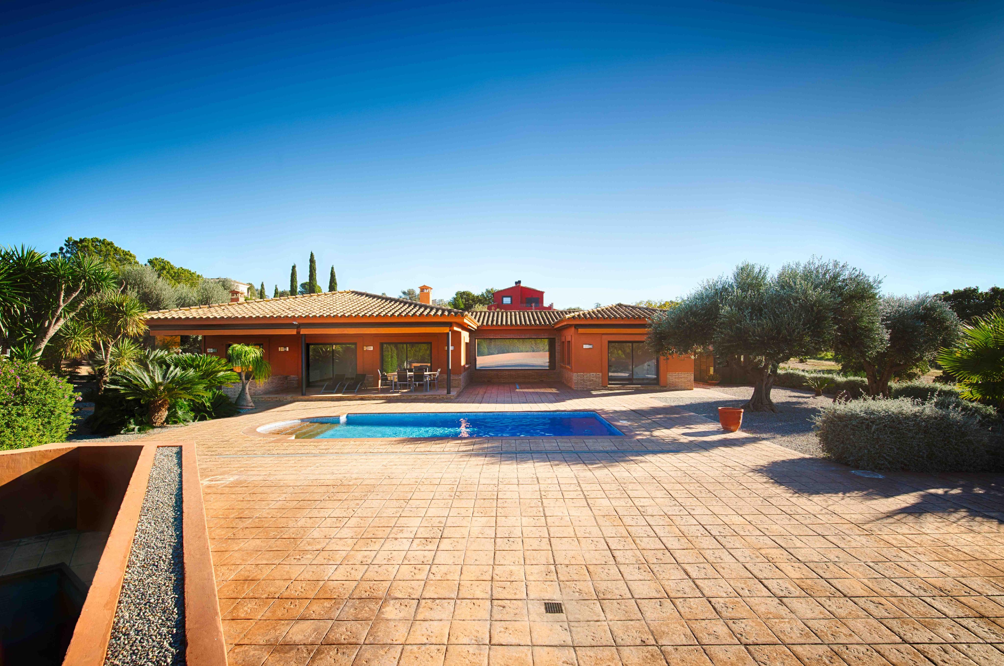 Villa de lujo en una sola planta con piscina, amplio jardín y estudio independiente