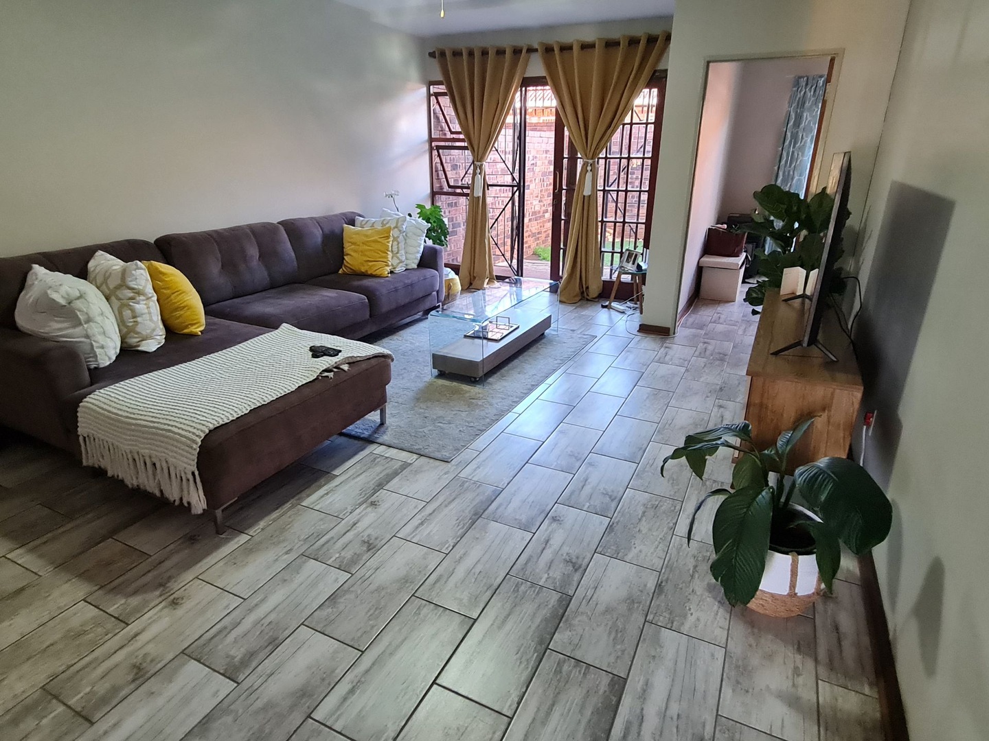SPACIOUS GROUND FLOOR CORNER UNIT