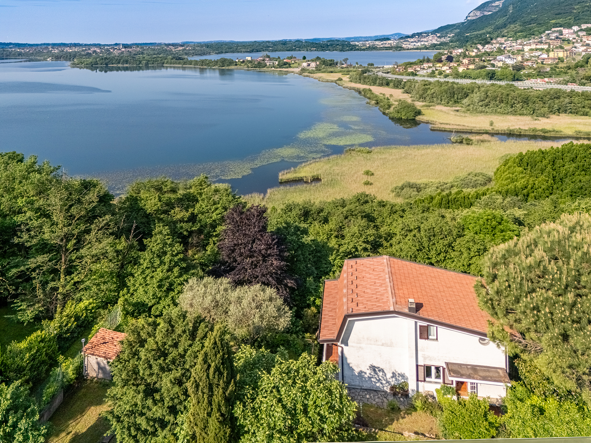 Elegant detached house with stunning lake views in a private location