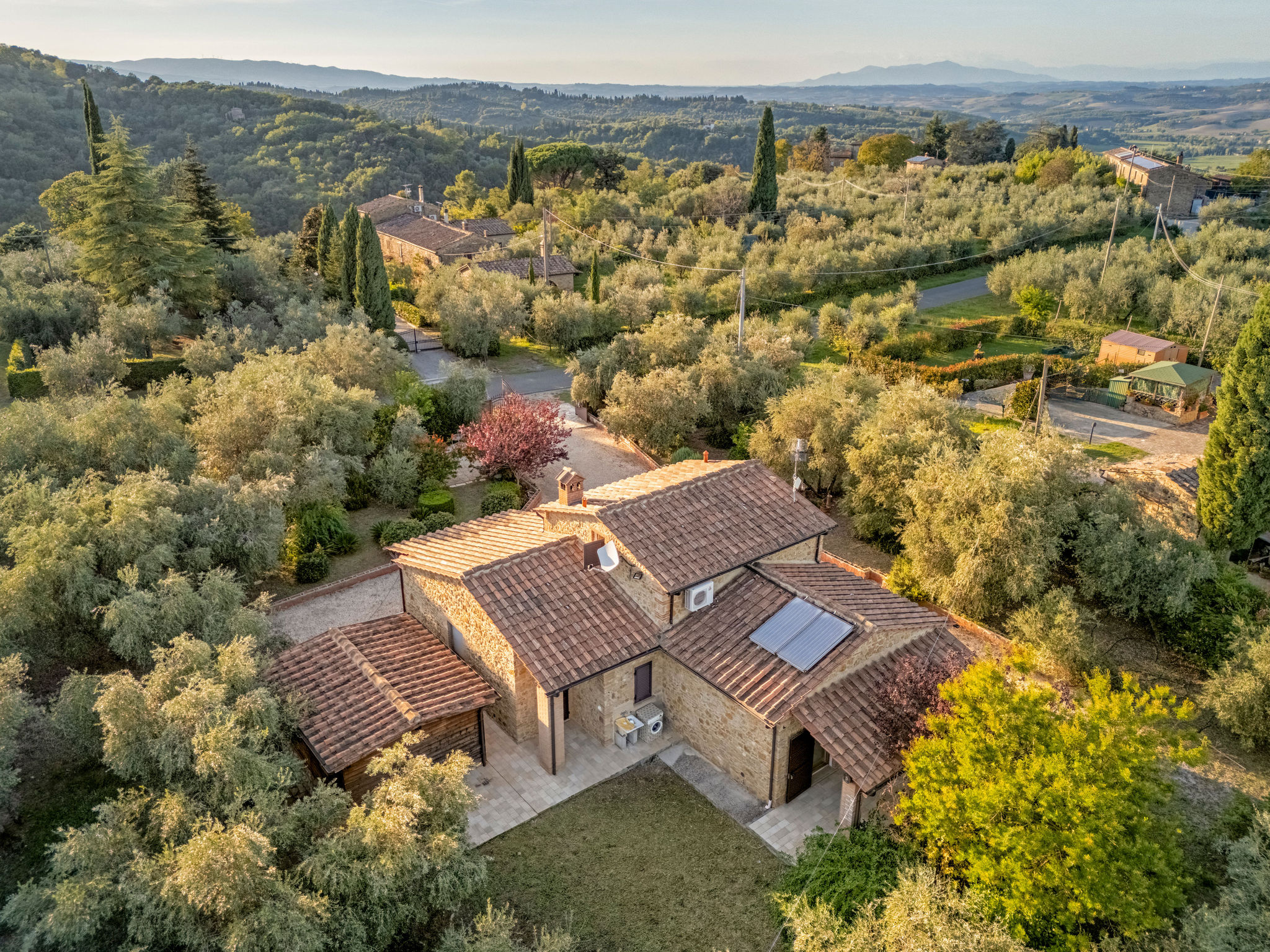 Country Charm, Just Steps from Local Amenities