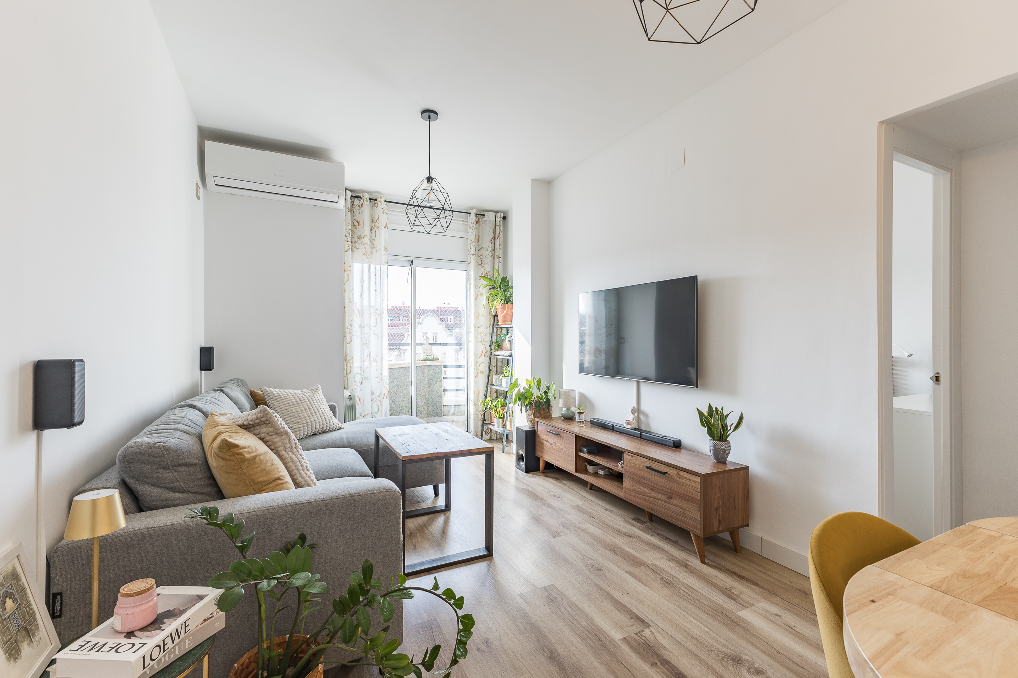 Spectacular apartment meters from Santa Eulalia Station
