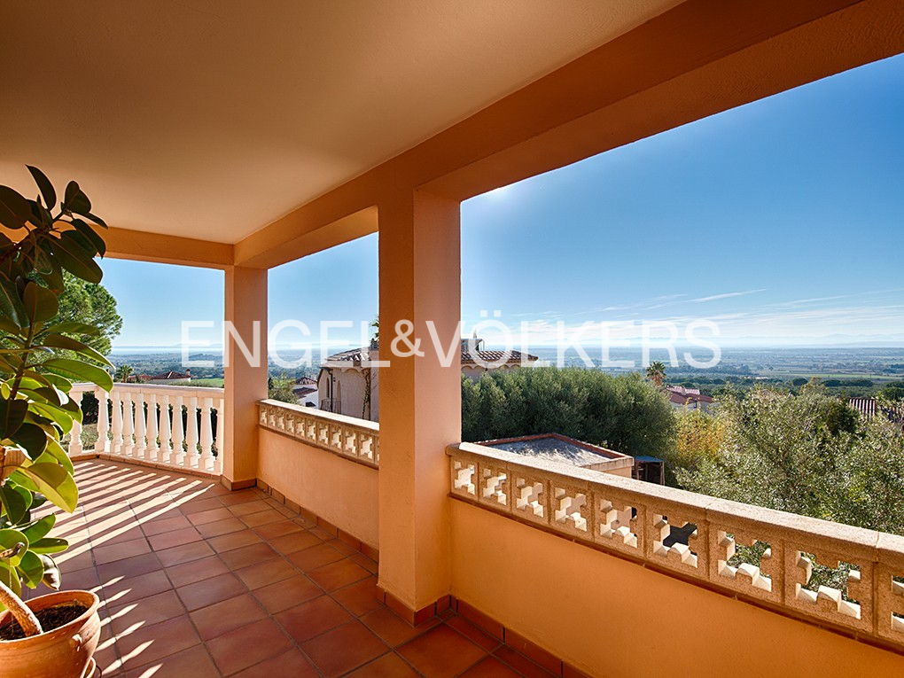 Beautiful villa with two residential units in Palau Saverdera