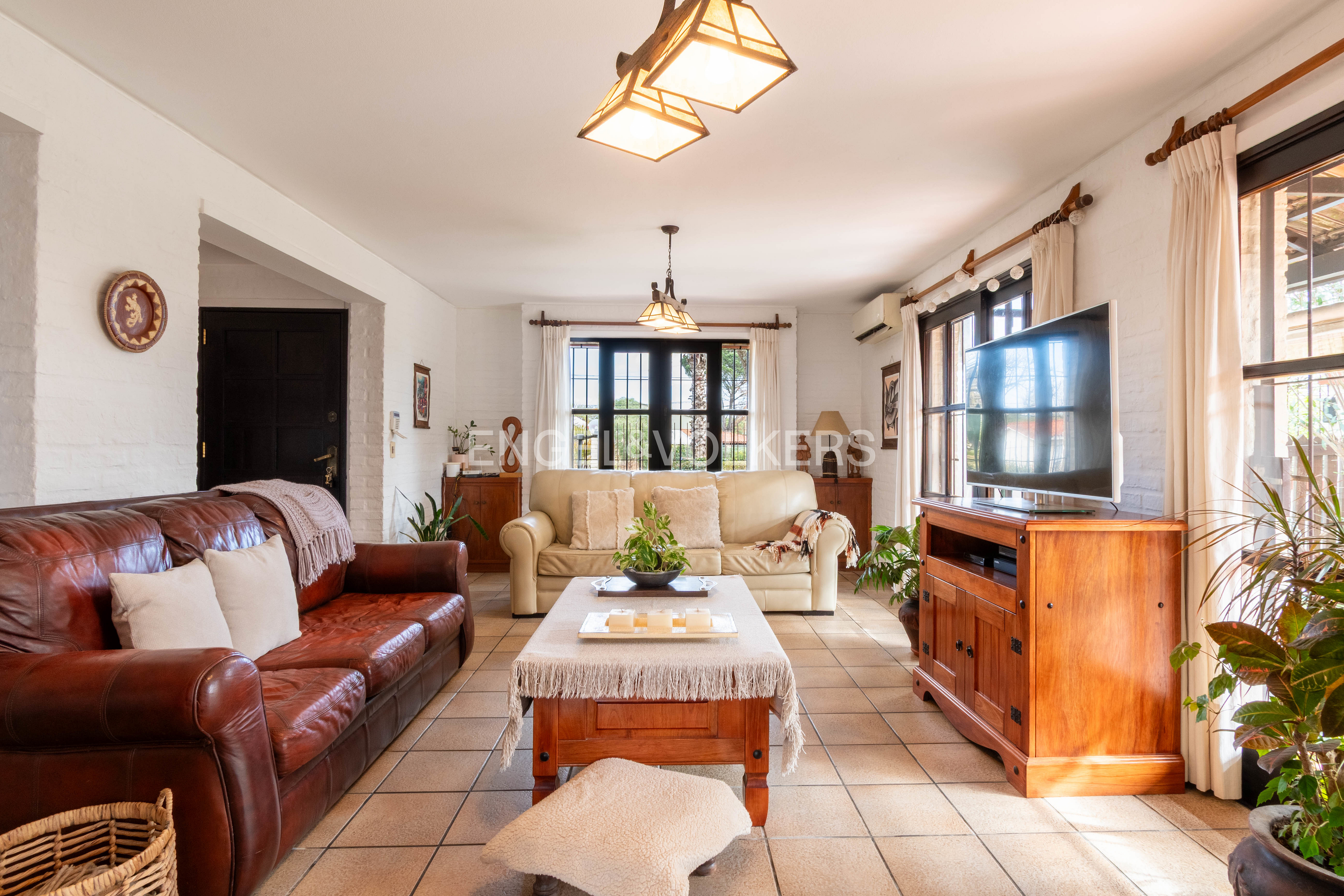 Excellent 3-bedroom house for sale in Solymar, steps from the waterfront promenade