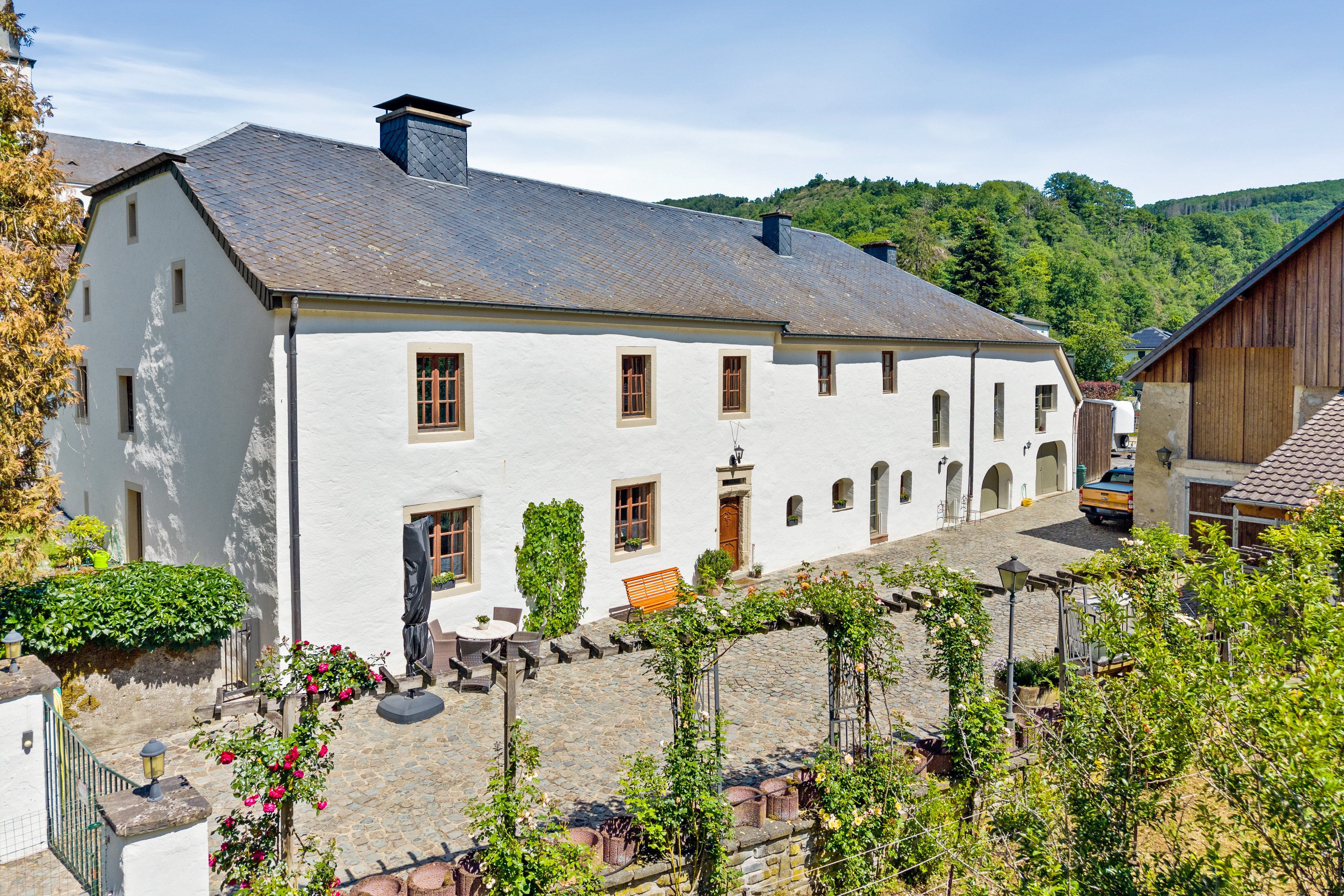 Très jolie fermette de 1786 avec deux logements intégrés et équipements équestres