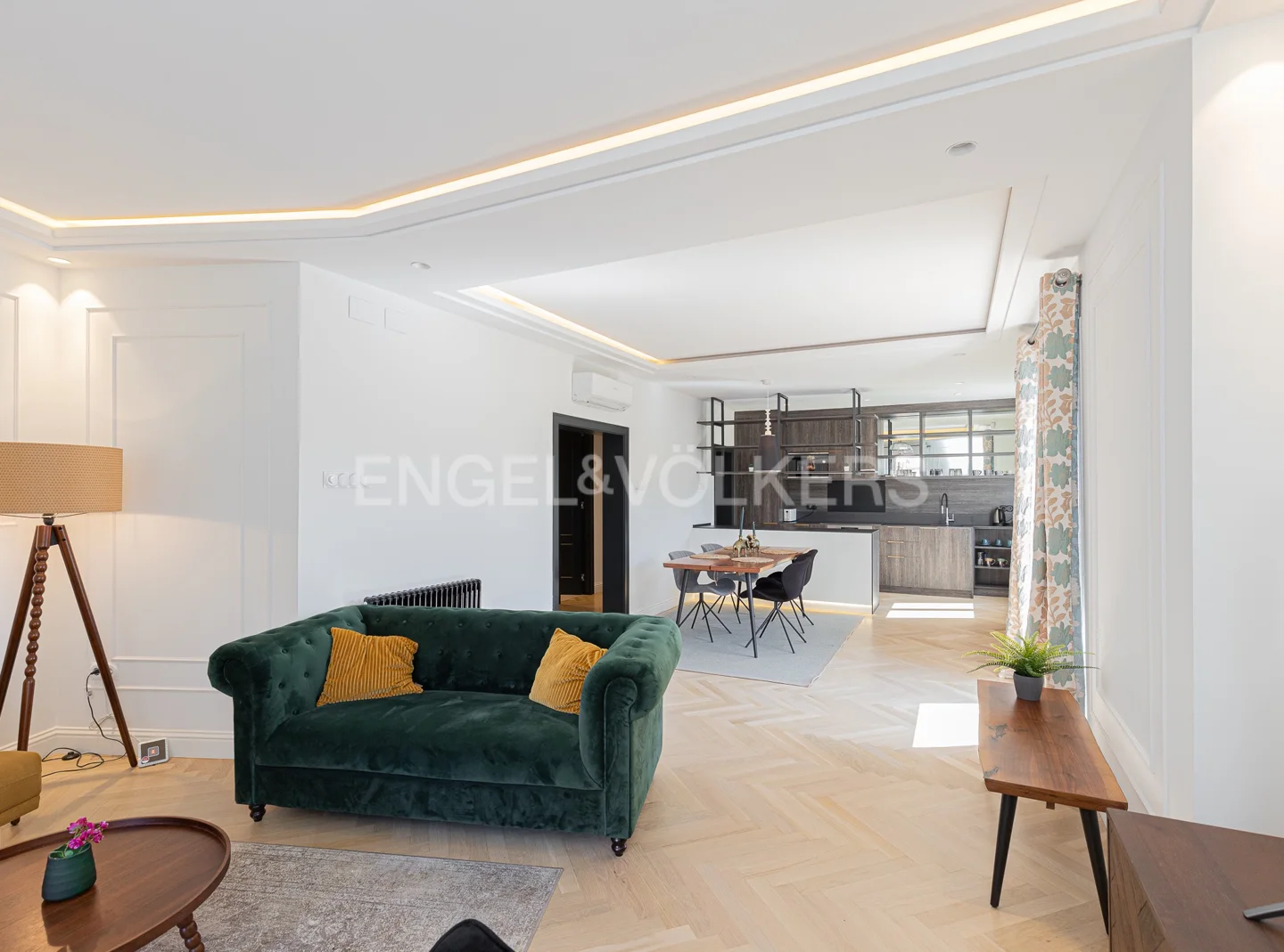 Exclusive apartment in a pedestrian area and views of the Sagrada Familia