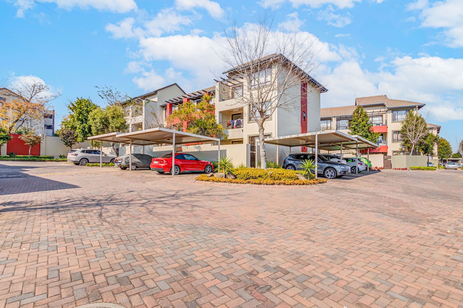 Top Floor Bachelor Apartment in a Popular Lonehill Estate