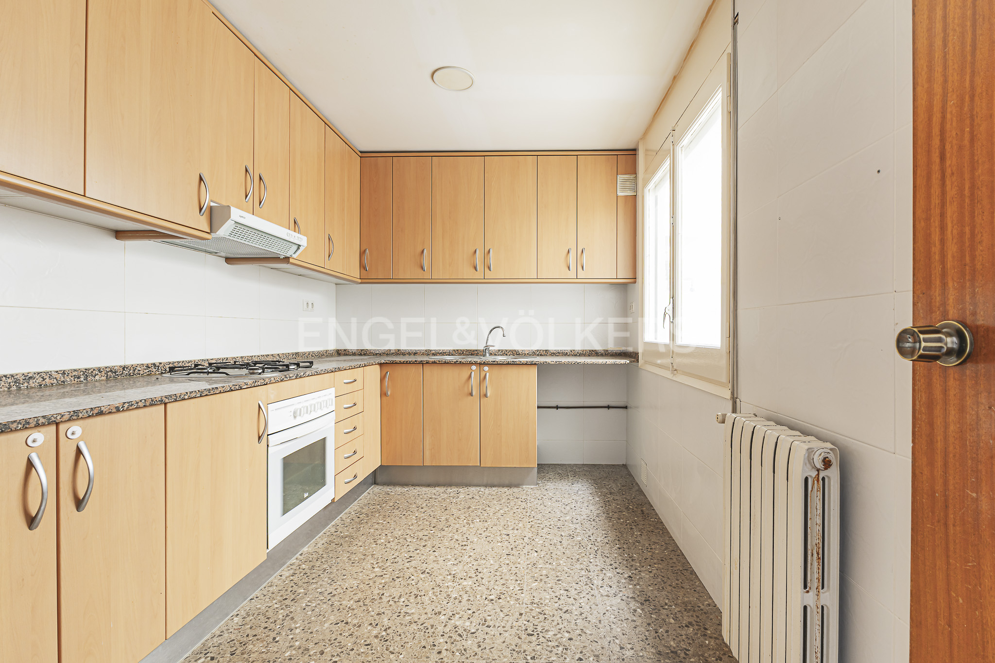 Entire building in Viladecans: 3 independent homes + Commercial space + Terraces