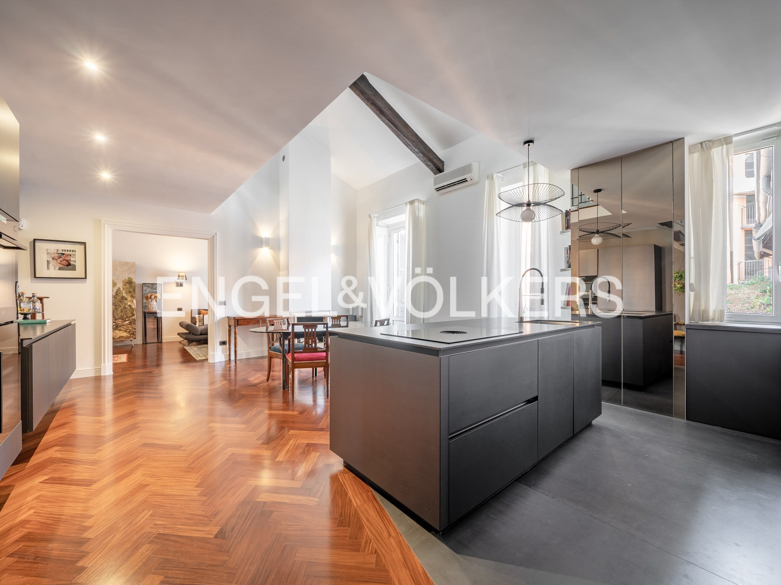 Charming four-room top floor apartment               in via Sacchini