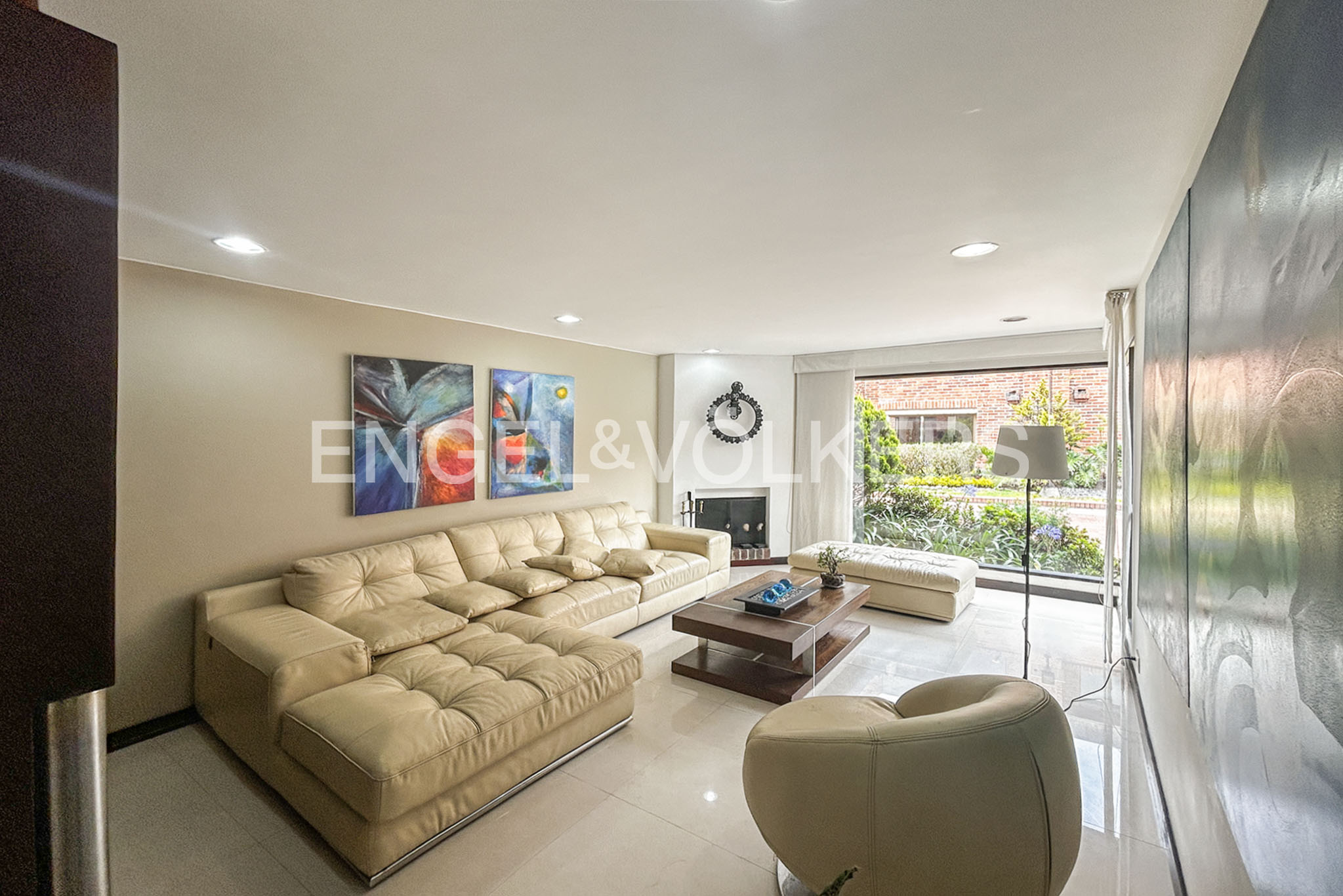 Amplia e iluminada casa con patio para venta en Gratamira