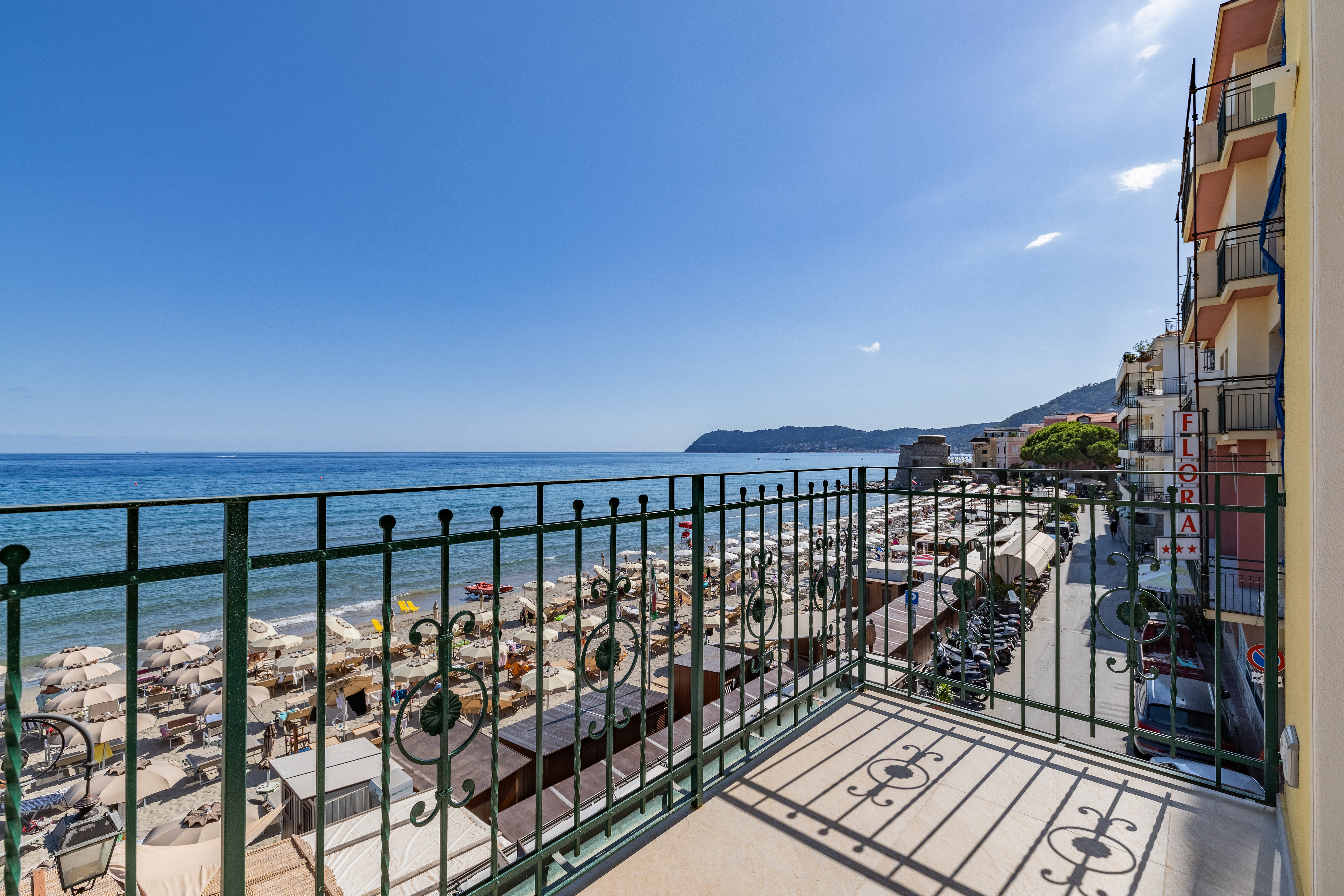 Seafront duplex with exclusive view and garage