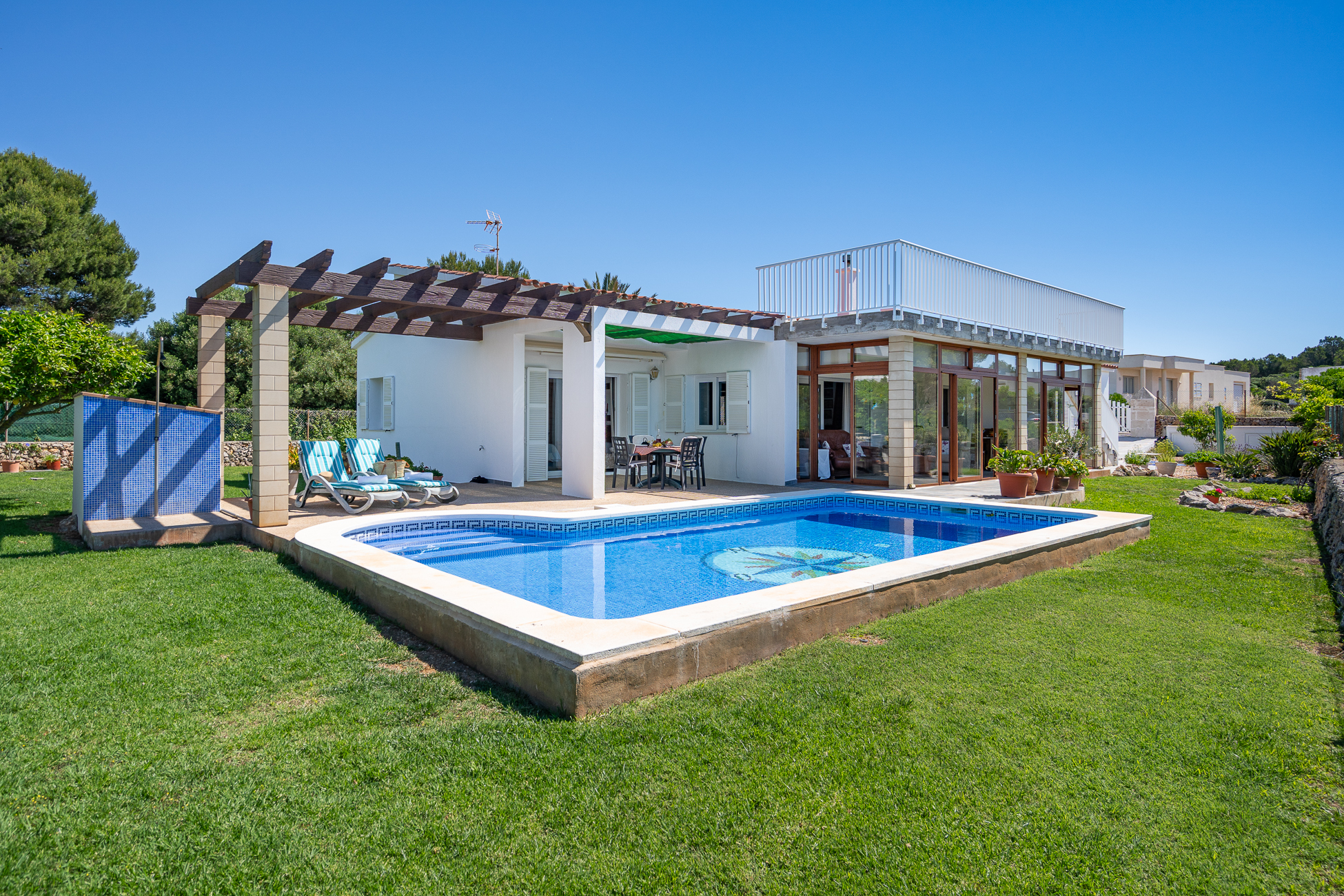 Luminosidad, privacidad y vistas al mar en el corazón de Binidalí, Menorca