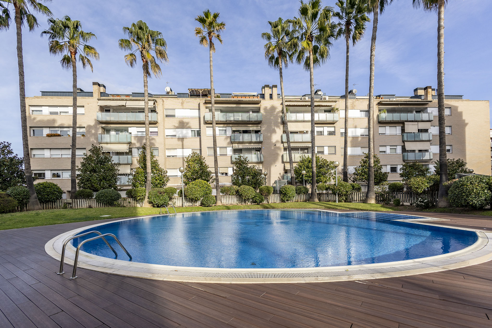 Piso con parquing, trastero y piscina en la mejor zona de Sant Joan Despí