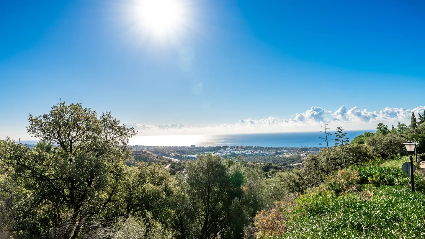 Großzügiges Grundstück in Los Monteros Altos mit Panoramablick