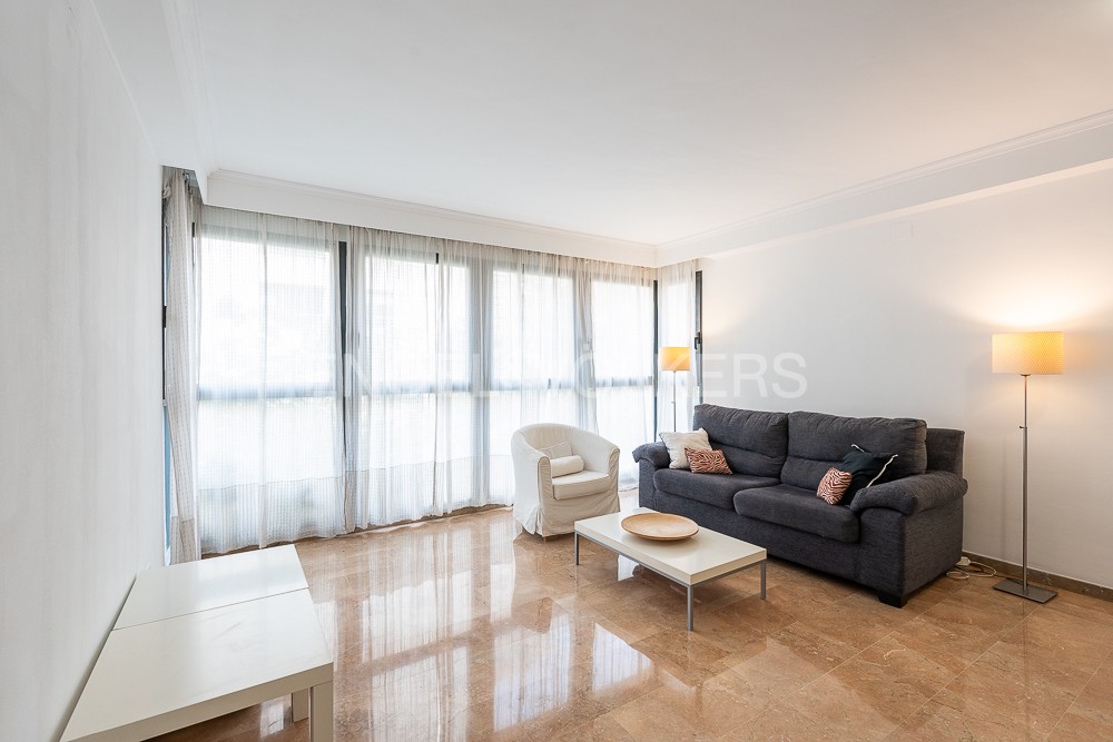 Bright apartment in Mestalla with parking