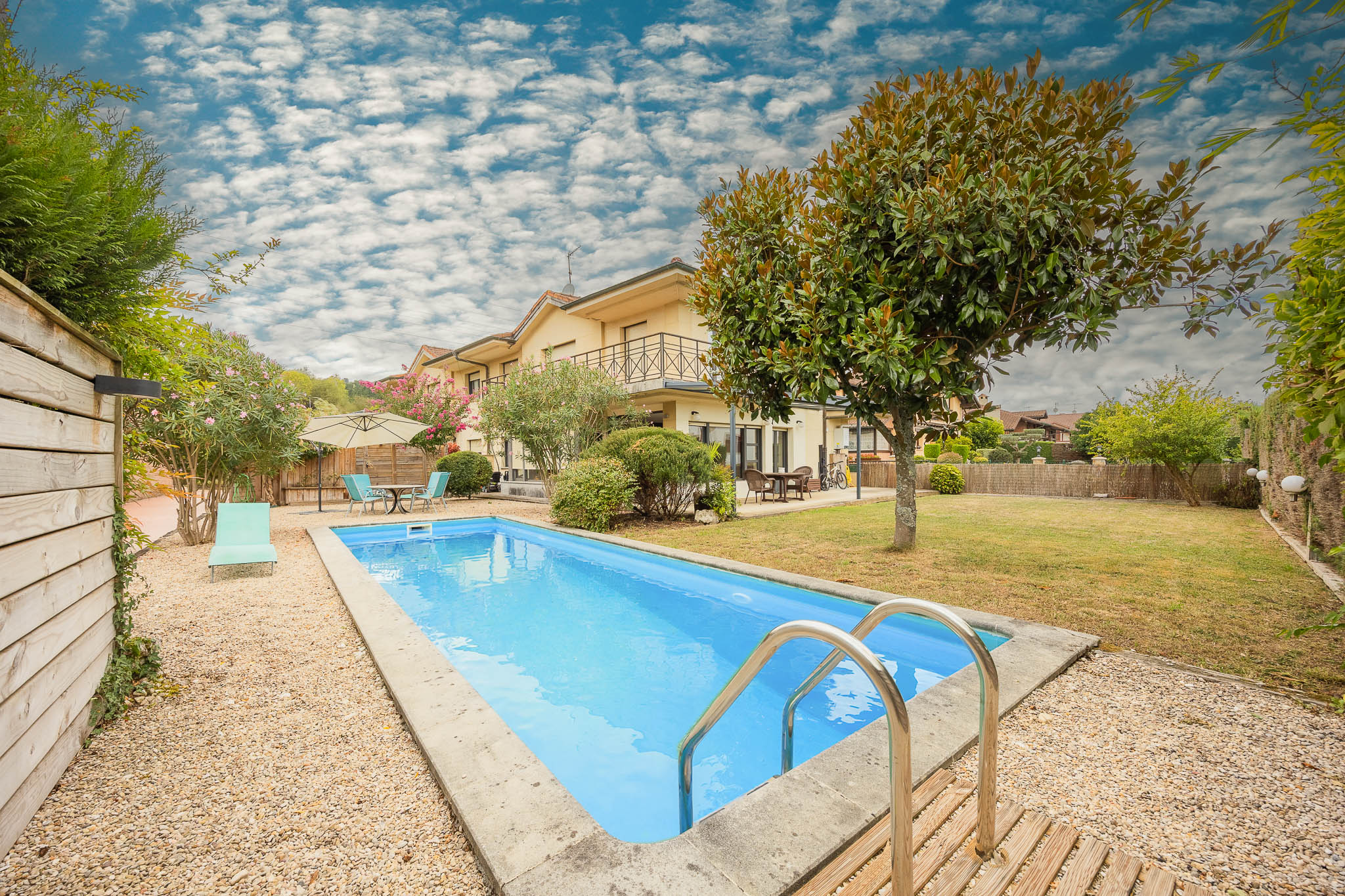 Charming townhouse with garden and pool in Abadiano