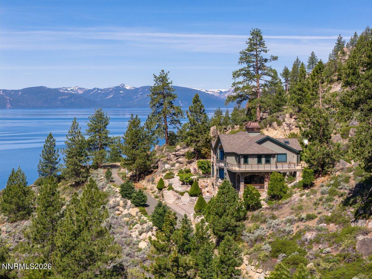 A Grand Alpine Retreat Above the Shoreline