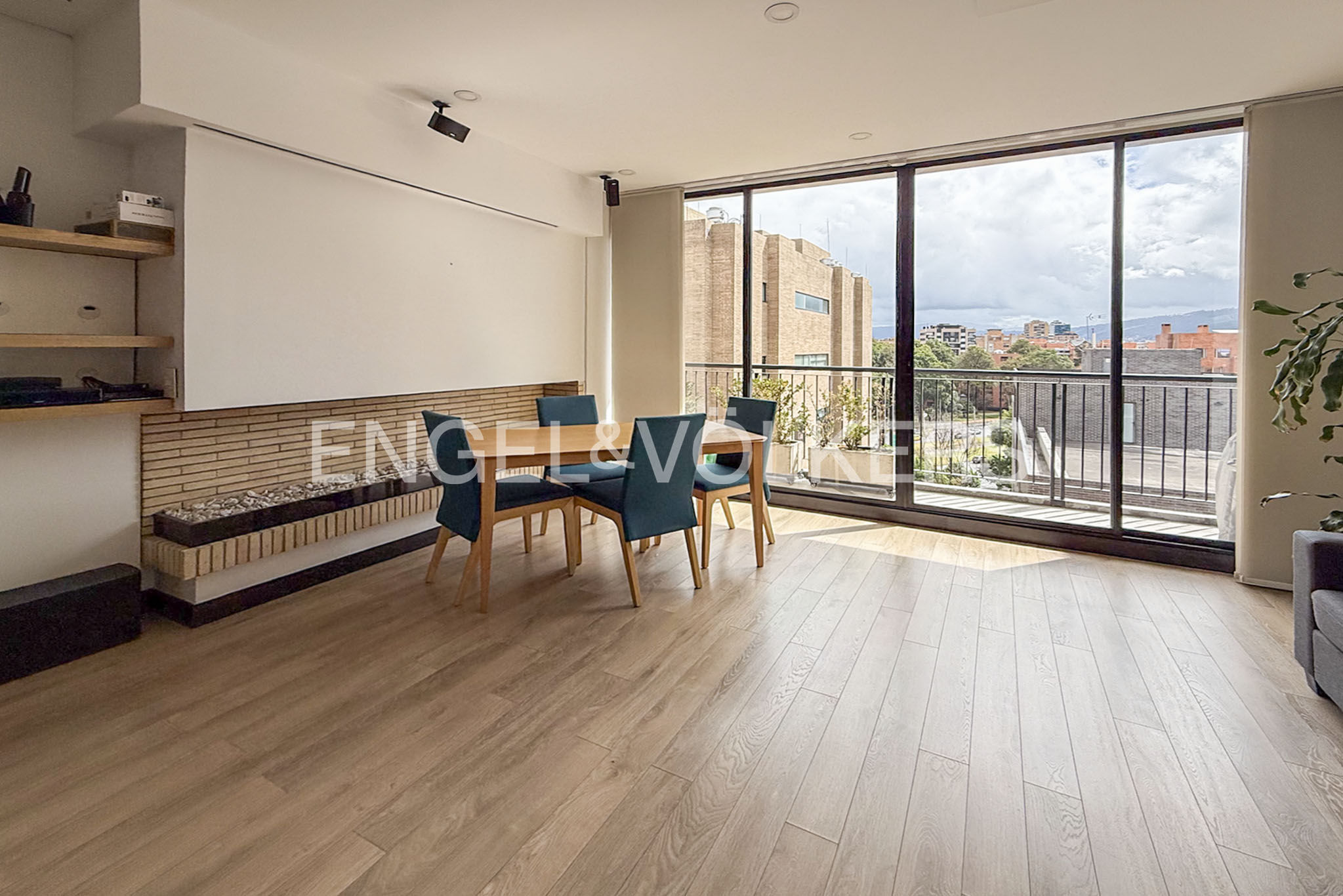 Moderno apartamento con balcón para venta en Chicó