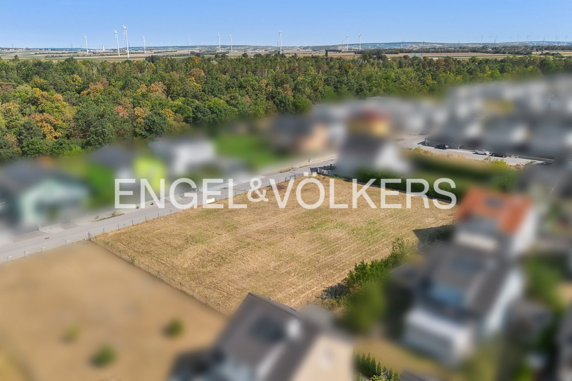 Spacious, sunny, quiet plot in prime location – near the train station