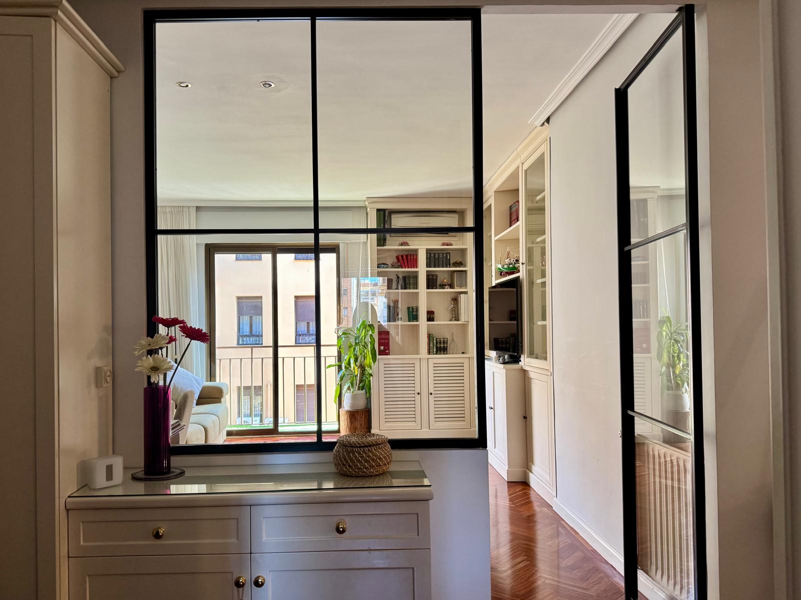 Bright flat with a balcony in Goya.