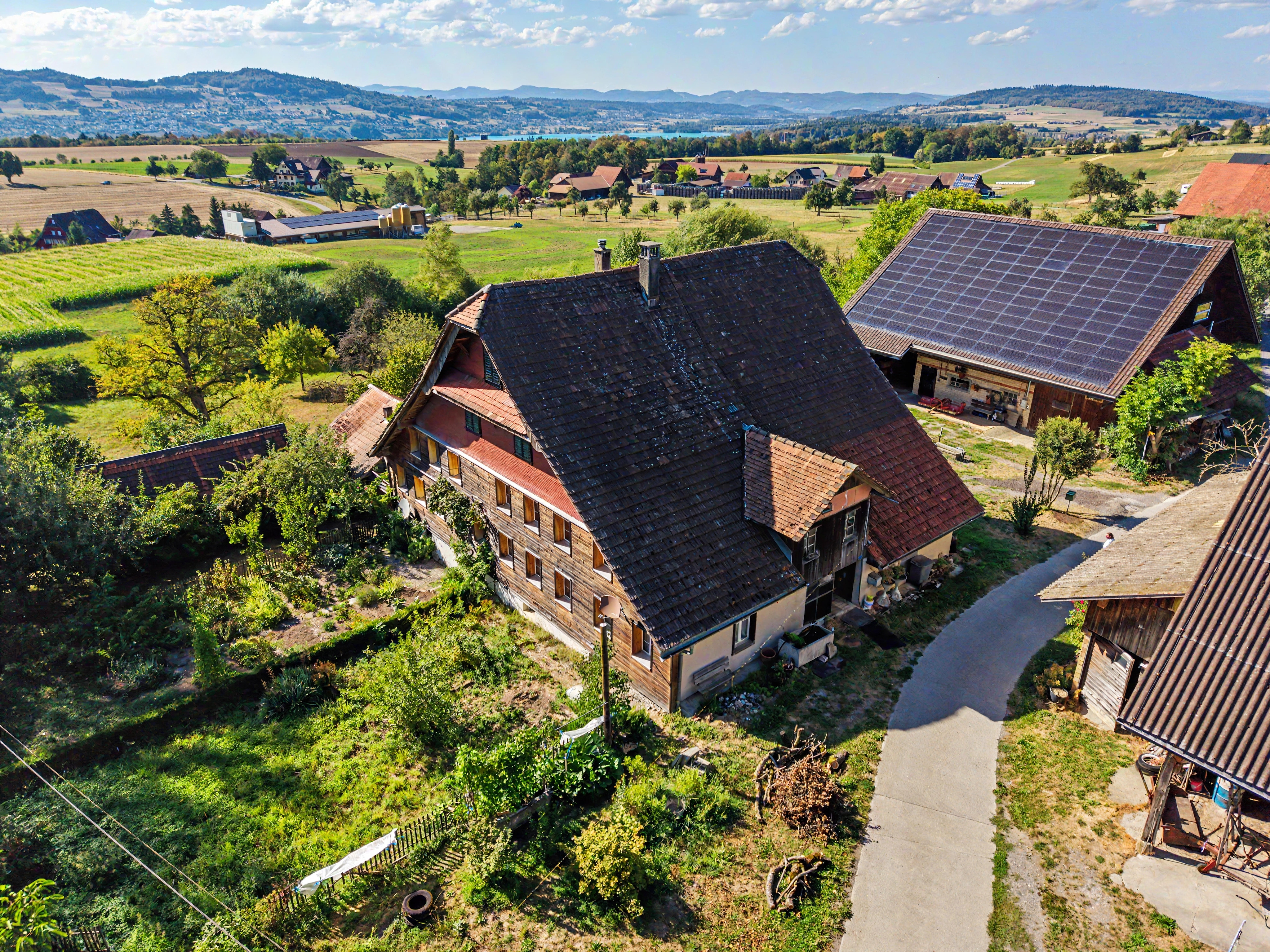 Charaktervolle Doppelhaushälfte: Privatsphäre,  Weitblick & eigenes Bio-Landwirtschaftsland