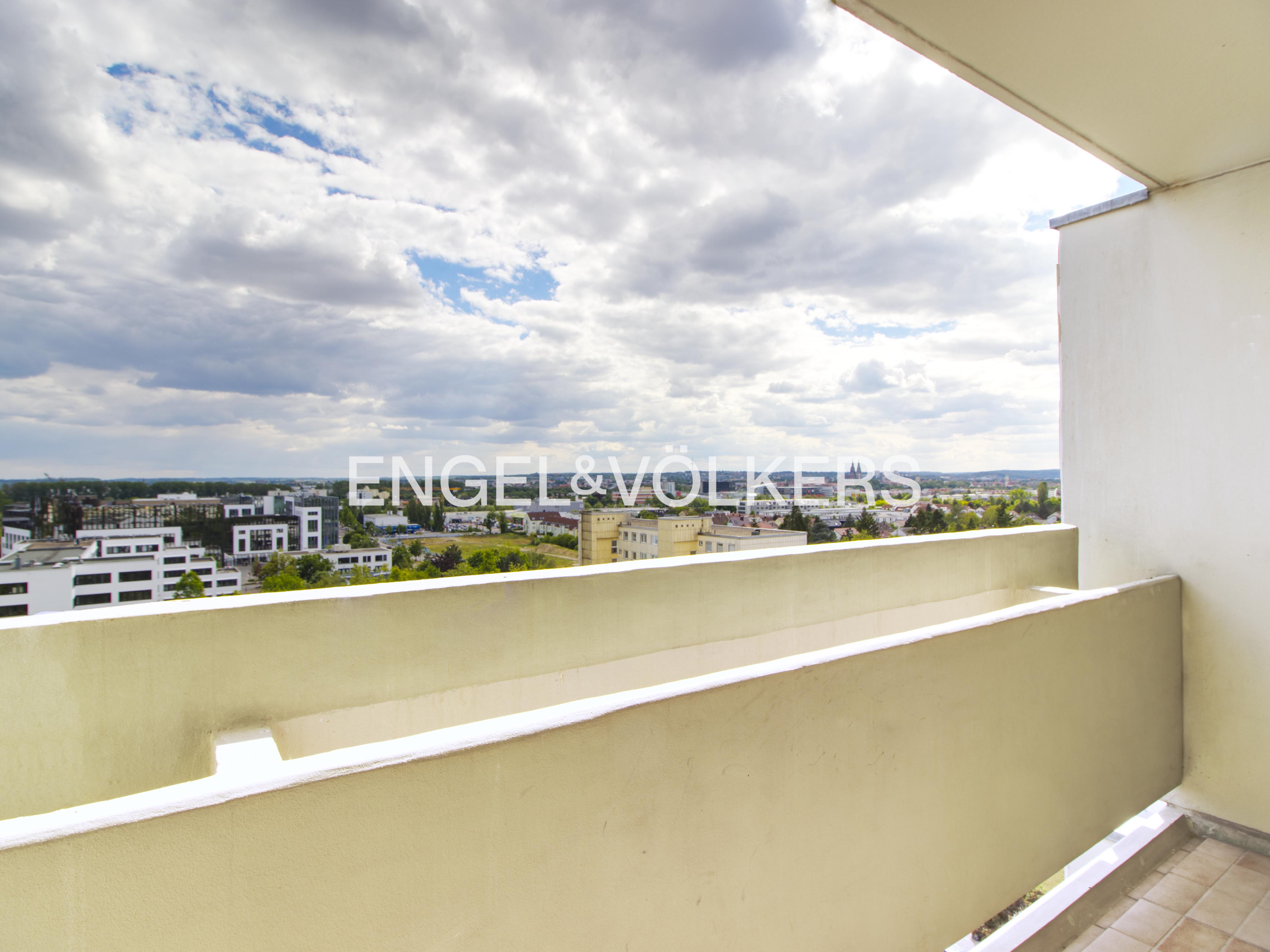 Helle 2-Zimmer-Wohnung mit Süd-Loggia, Aufzug, Stellplatz und Weitblick über Regensburg
