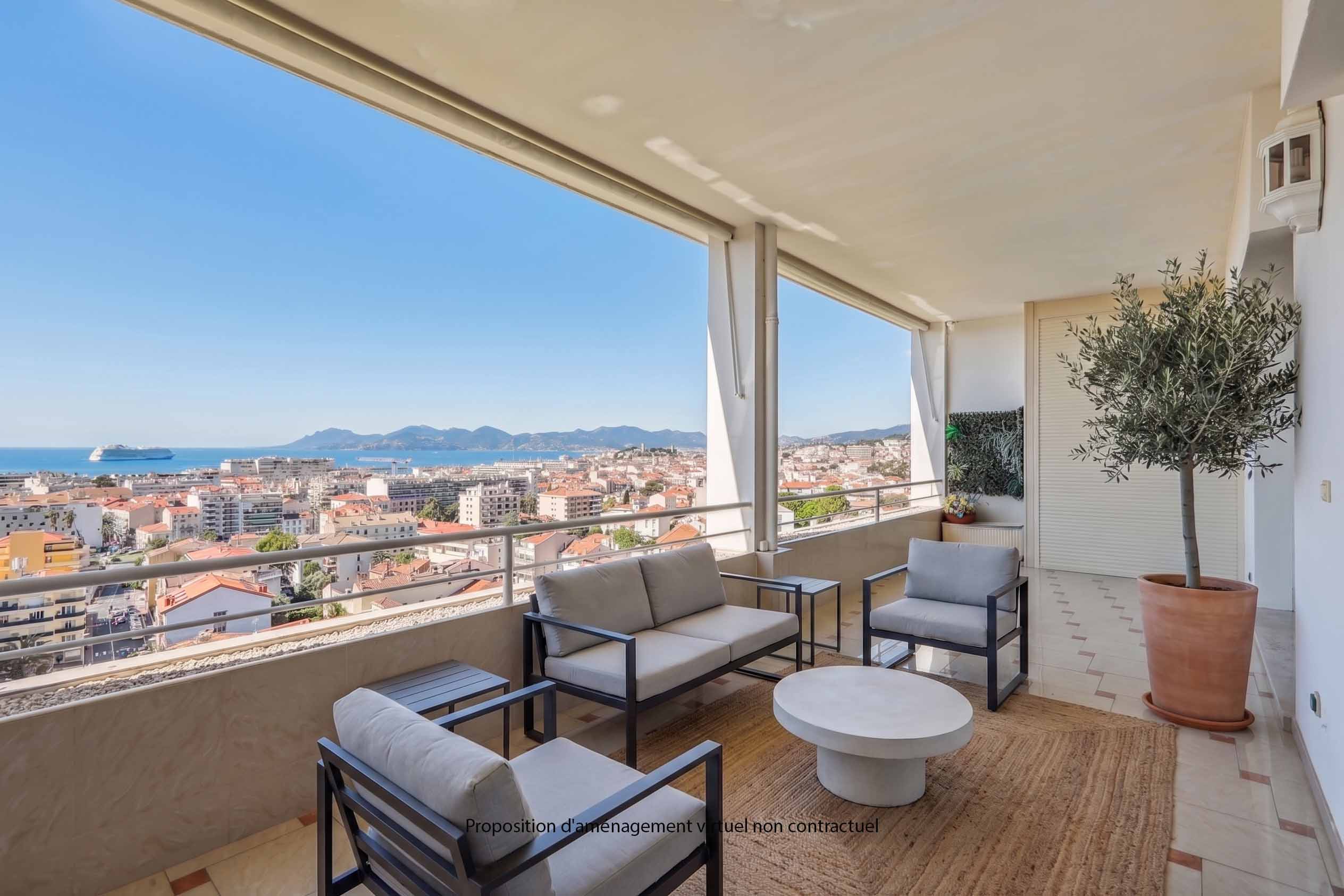 Schöne Wohnung im obersten Stockwerk, Panoramablick auf das Meer, 28m2 Terrasse