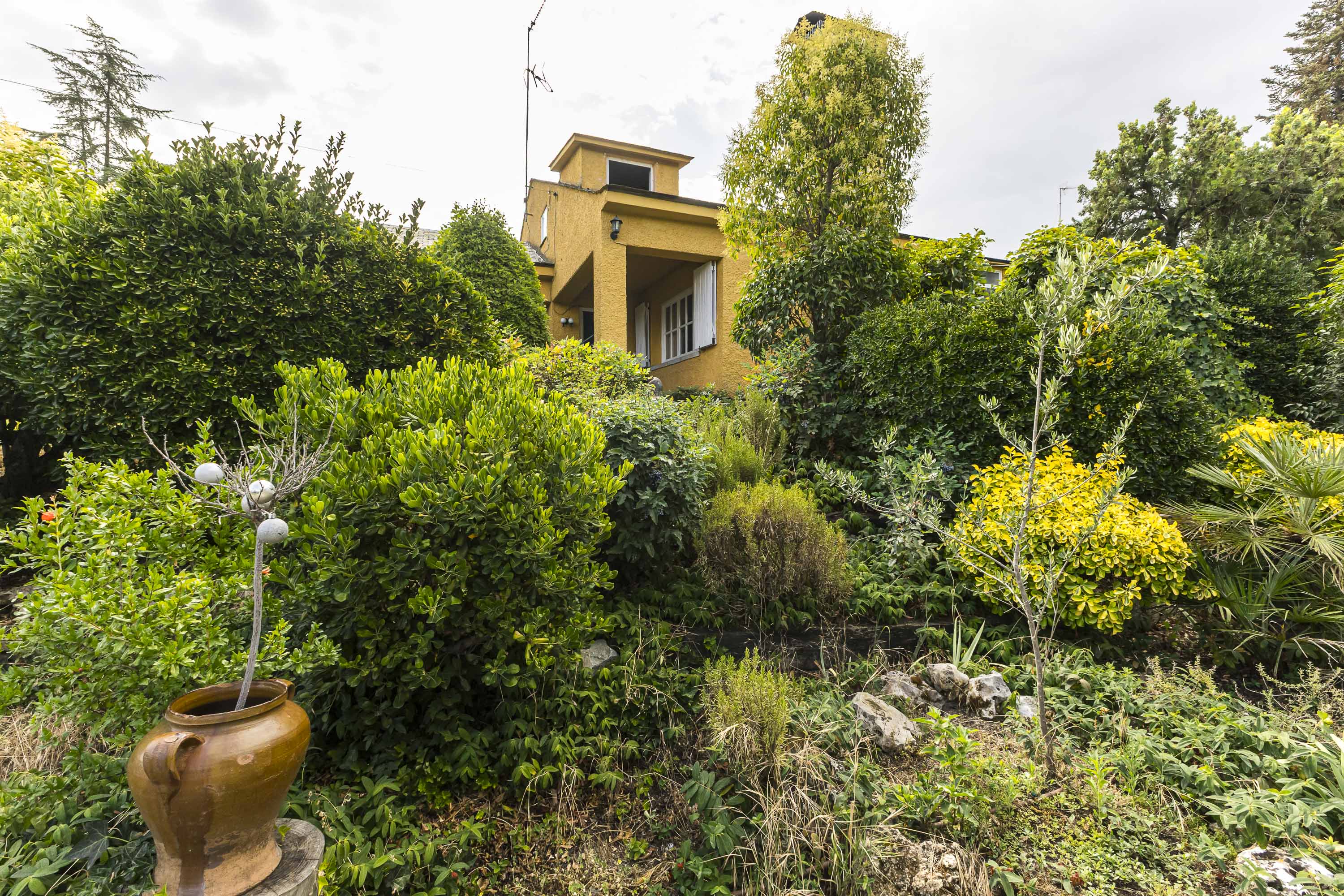 Espectacular villa independiente en Soto de Viñuelas: Un oasis de privacidad  y elegancia atemporal
