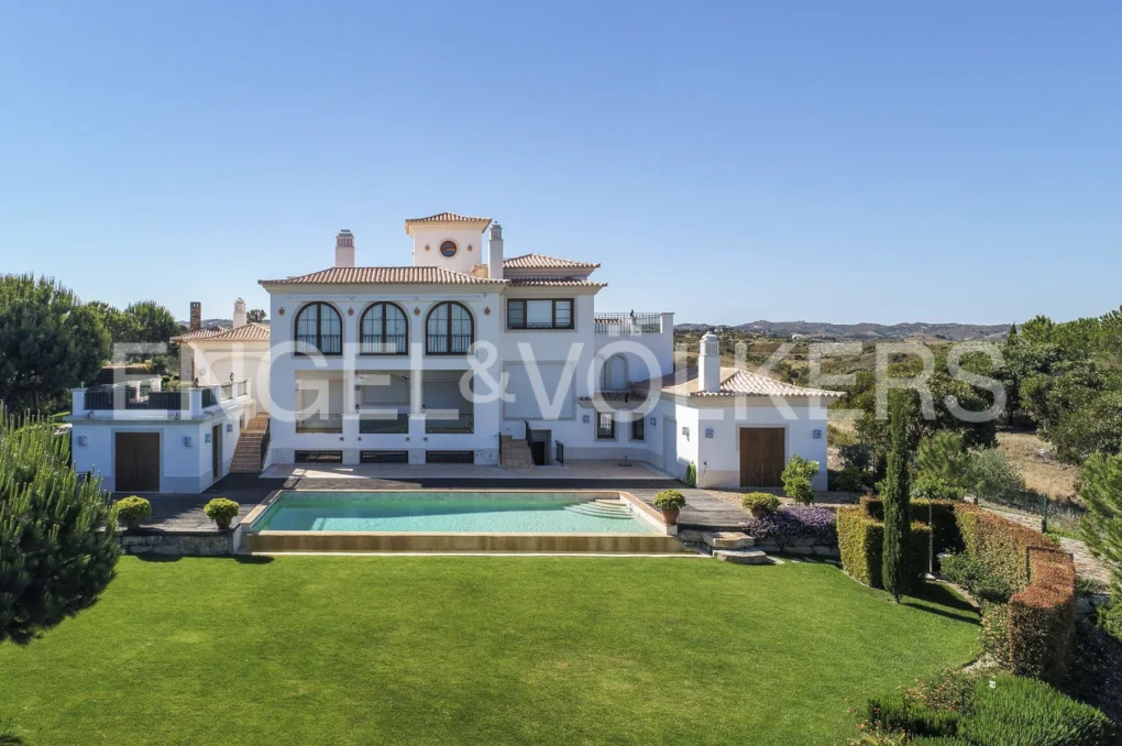 Exclusive traditional 5-bedroom villa with pool