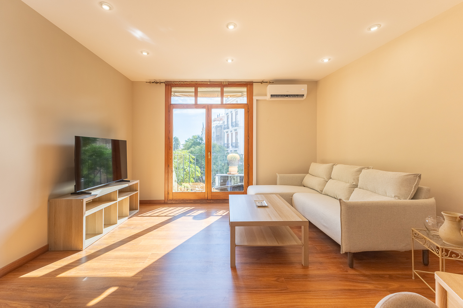 Lives opposite the Serranos Towers | Apartment in Valencia's historic heart