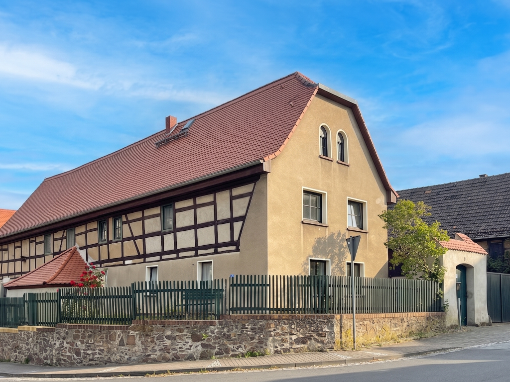 Historischer Dreiseitenhof mit großem Grundstück in Dreiskau-Muckern