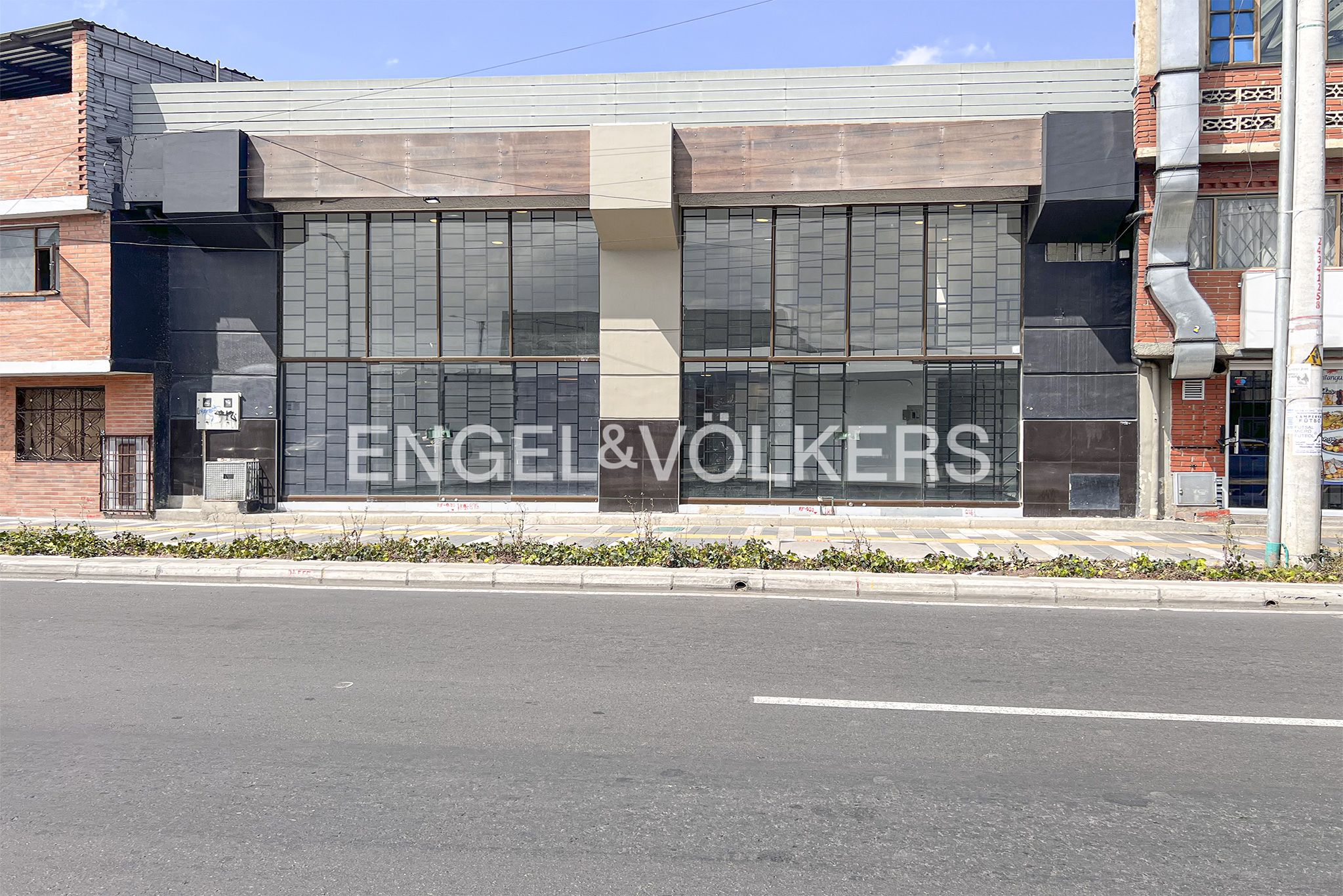 Local en arriendo sobre via principal con excelente ubicacion mas mezzanine