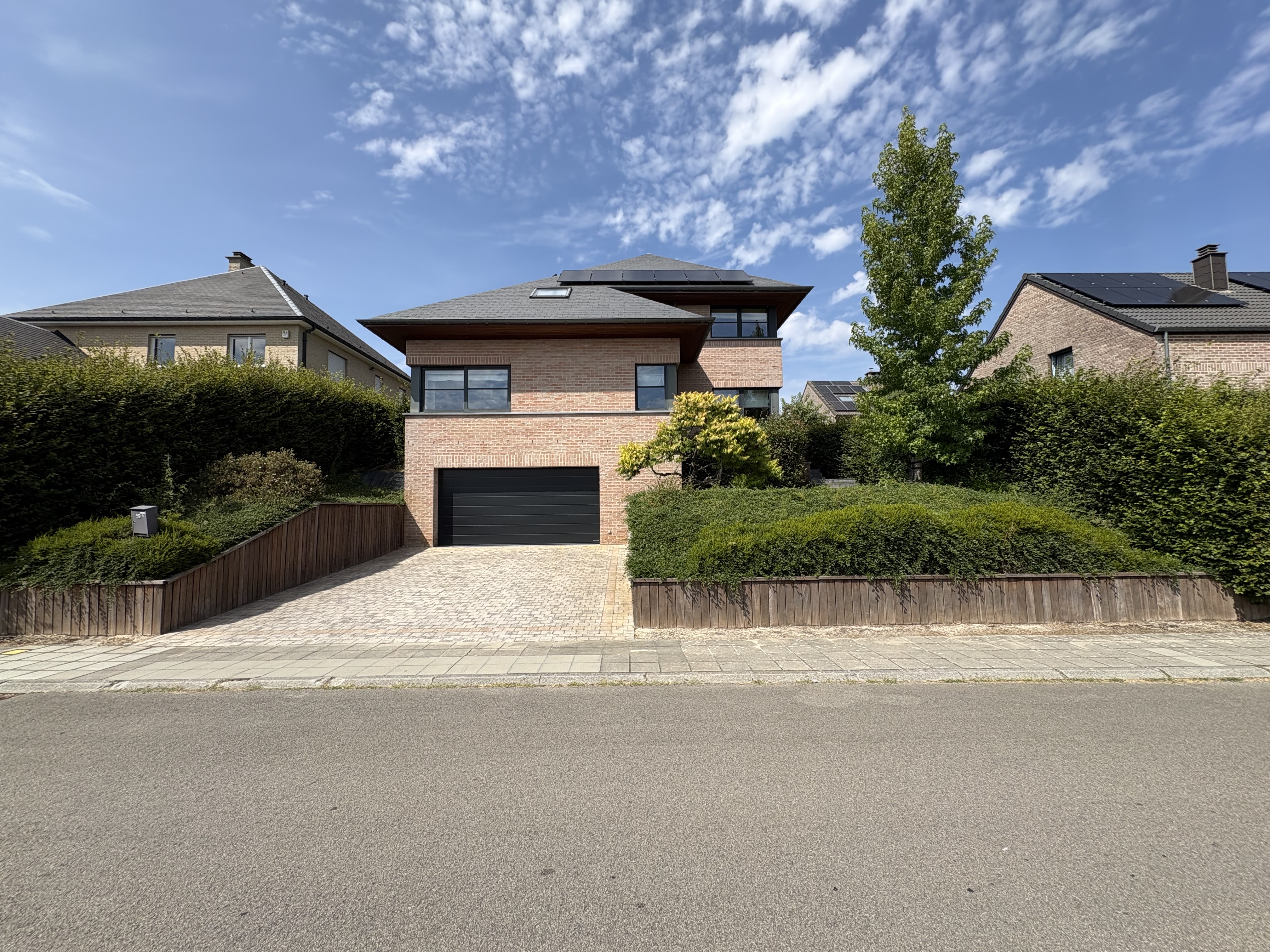 Magnificent furnished villa ideally located near Waterloo town centre