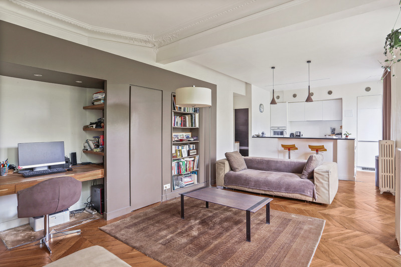 Elegant architect-designed apartment with balcony - Paris 10th