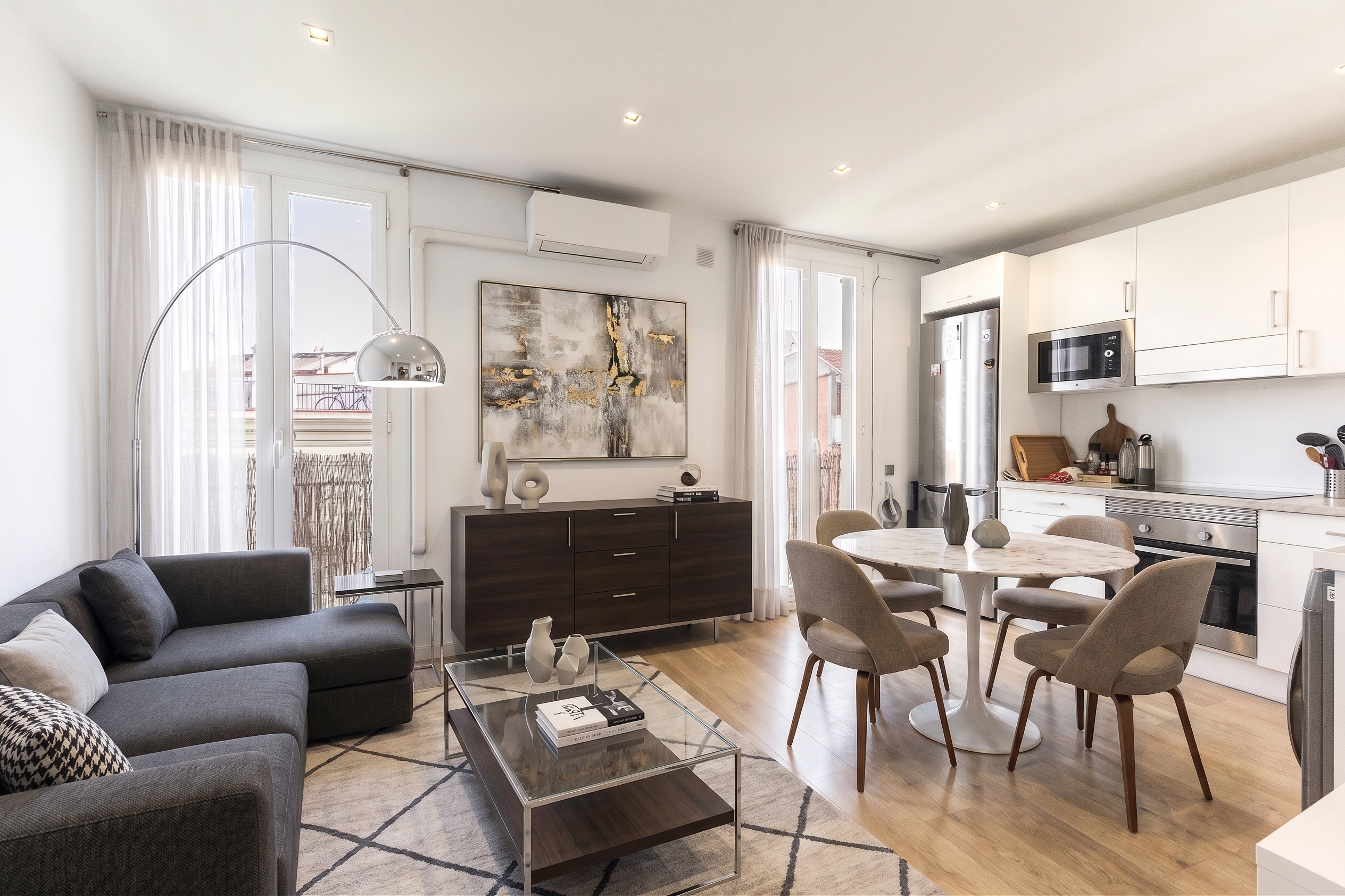 Sunny apartment with spectacular views over Barcelona in Poble-sec [KI-modifiziert]