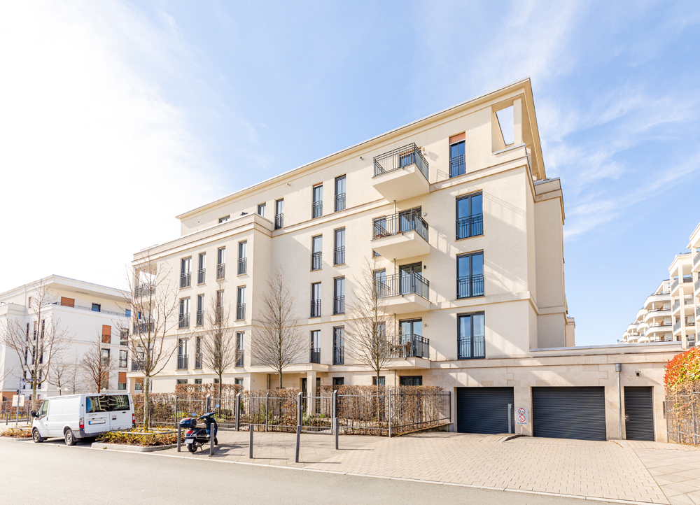 Light-filled four-room apartment with two balconies right by the park – living in the European Quarter