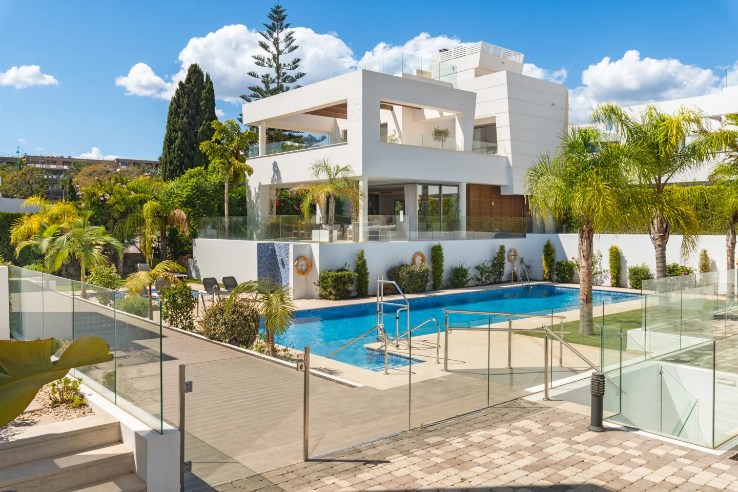 San Pedro Beach: Luxurious modern beachside villa