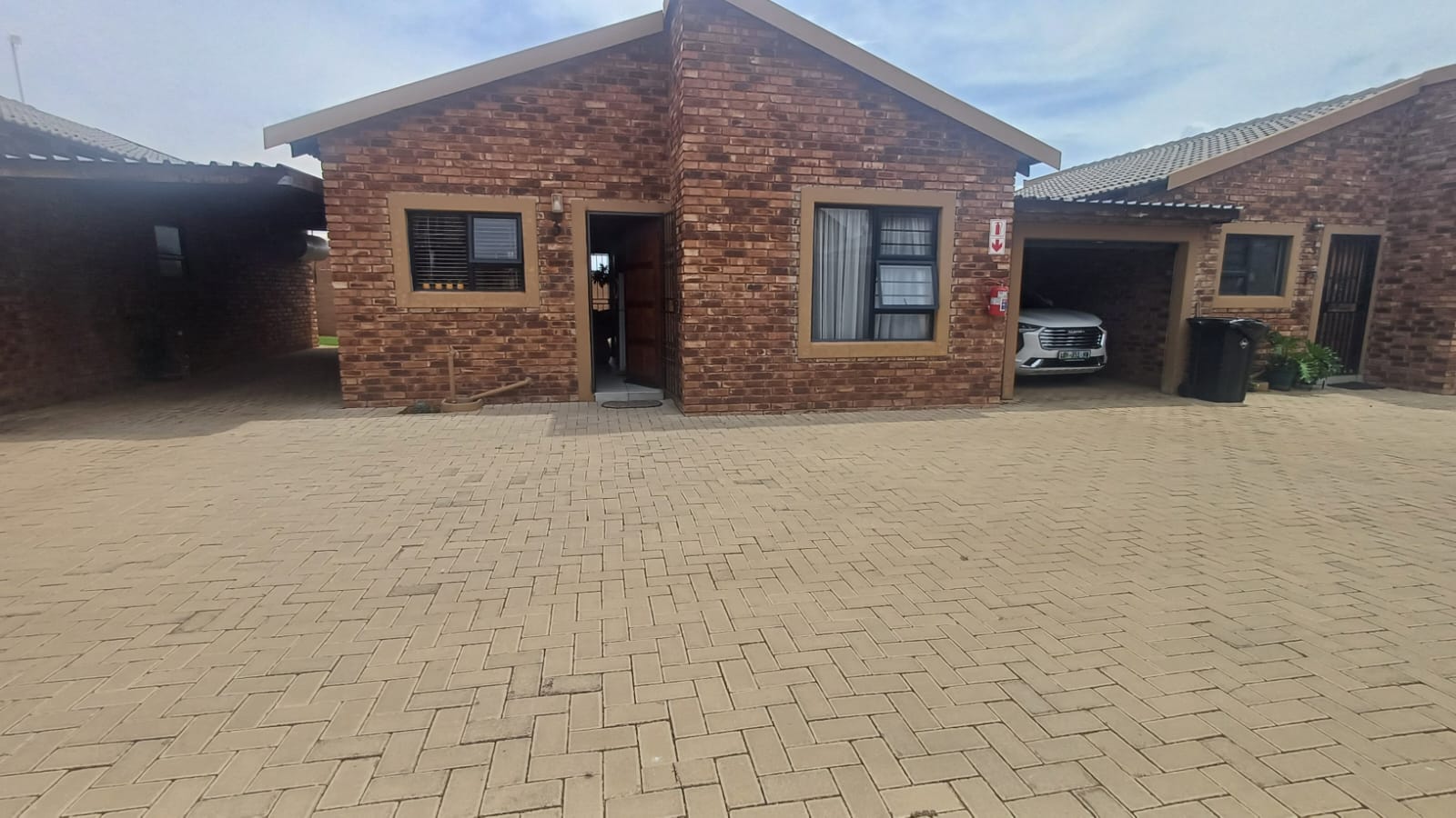 Modern 2 Bedroom, 1 Bathroom Townhouse in Secure Complex