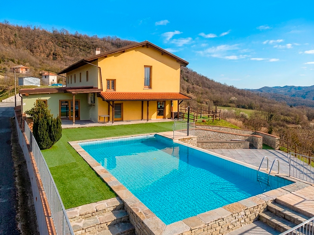 Detached farmhouse with hospitality and restaurant business