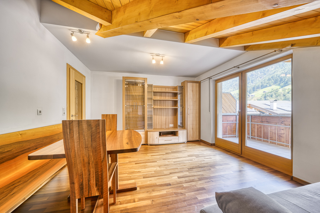 Wohnen mit Bergblick - Charmante Dachgeschosswohnung mit Kachelofen und Garage